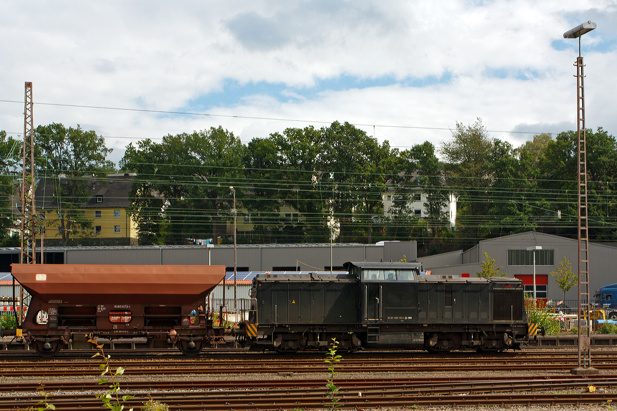 
Die 203 152-3  Felix  der (92 80 1203 152-4 D-EBM) der EBM Cargo GmbH (Gummersbach) ist am 28.08.2014 mit einem Schotterzug in Kreuztal abgestellt.

Die V 100.1 wurde 1975 bei LEW (VEB Lokomotivbau Elektrotechnische Werke „Hans Beimler“, Hennigsdorf) unter der Fabriknummer 15090 gebaut und als 110 818-2 an die DR ausgeliefert. 1985 erfolgte im Bw Güsten der Umbau und Umzeichnung in DR 112 818-0, die Umzeichnung in DR 202 818-1 erfolgte 1992 und ab 01.01.94 dann DB 202 818-1, die Ausmusterung bei der DB erfolgte 2000 und sie ging dann an SFZ - Schienenfahrzeugzentrum Stendal (heute ALS - ALSTOM Lokomotiven Service GmbH, Stendal) 202 818-1, hier war sie erst im Mietpool, dann erfolgte durch ALS der Umbau gemäß Umbaukonzept  BR 203.1  in die heutige 203 152-4. 
Nach einigen Stationen kam sie 2012 zur EBM Cargo.


Technische Daten:
Spurweite: 1.435 mm
Achsanordnung: B'B'
Leistungsübertragung: dieselhydraulisch
Höchstgeschwindigkeit: 100 km/h
Kleinste Dauerfahrgeschwindigkeit: 18 km/h
Dienstgewicht: 69 t
Spurweite: 1.435 mm
Länge über Puffer: 14.240 mm
Breite: 3.110 mm
Höhe über SO: 4.255mm
Radsatzabstand im Drehgestell: 2.300mm
Drehzapfenabstand: 7.000mm
Raddurchmesser: 1.000 mm (neu) / 910 mm (abgenutzt)
Kleinster befahrbarer Gleisbogenradius: 100 m
Kleinster befahrbarer Brückenradius: 300m

Motor:
Motorart: 12-Zylinder-Dieselmotor mit Direkteinspritzung, Abgasturbolader und Ladeluftkühlung
Motortyp: Caterpillar 3512 B DI-TA JW
Motorleitung: 1.305 kW (1.775 PS) bei 1.750 U/min
Hubraum: 51,8 l (Bohrung-Ø 170 x Hub 190 mm)
Motorgewicht: 6.537 kg

Getriebe: Voith Strömungsgetriebe GSR 30/5,7