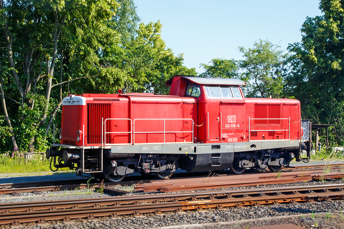 
Die 212 036-8 (92 80 1212 036-8 D-DB) der DB Fahrwegdienste GmbH (gehört zur DB Netz AG), ex DB V 100 2036, ist am 01.07.2015 beim Bahnhof Marktredwitz abgestellt.

Die V 100.20 wurde 1963 von MaK unter der Fabriknummer 1000172 gebaut, 2009 wurde die Lok im DB-Werk Cottbus  modernisiert.  

Die Aufnahme entstand aus einem fahrenden Zug heraus.