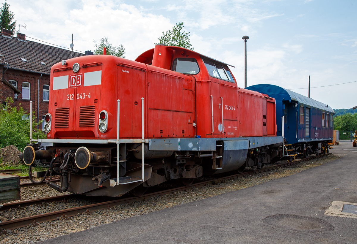 
Die 212 043-4 der Lokvermietung Aggerbahn Andreas Voll e.K. (Wiehl), ex DB 212 043-4, ex DB V 100 2043, am 28.05.2017 im Eisenbahnmuseum Dieringhausen. 

Die V 100.20 wurde 1963 von MaK in Kiel unter der Fabriknummer 1000179 gebaut und als V 100 2043 an die Deutsche Bundesbahn ausgeliefert, mit der Umstellung ins EDV-Nummernsystem erfolgte 1968 dann die Umzeichnung in 212 043-4. Im Jahr 2006 erfolgte dann die Ausmusterung bei der DB und die Lok ging nach Ungarn zur LCH - Logistic Center Hungaria Kft. in Győr als 212 043-4, später DB Schenker Rail Hungaria Kft., bis sie 2012 wieder nach Deutschland zur ALSTOM Lokomotiven Service GmbH in Stendal kam. ALS verhkaufte sie dann 2013 an die Lokvermietung Aggerbahn Andreas Voll e.K. in Wiehl.

Nachdem man eine der Vorserienloks der V100.10 probeweise mit einem 1350 PS starken Motor versehen hatte und diese sich im Betrieb bewährte, wurde zunächst eine Serie von 20 Lokomotiven bestellt, die bis auf den stärkeren Motor der Serie der V100.10 entsprachen.
Bei der ab 1963 gelieferten Serien wurde dann der Rahmen um 200 mm verlängert und der Lüfter wurde nun nach vorne von senkrecht stehenden Lamellen bedeckt.

Gebaut wurden die Loks zum überwiegenden Teil bei MaK, aber auch Deutz (70), Henschel (58) und Jung (37) kamen zum Zuge. Eng verwandt mit der V100.20 sind auch die Steilstreckenloks der späteren Baureihe 213.

Als Motor verwendete man ein 12-Zylinder-V-Dieselmotor vom Typ Daimler-Benz MB 835 Ab (MB 12 V 652 TA/TZ) mit einem Gesamthubraum  von 78,25 Liter der durch einen BBC VTR 250-Abgasturbolader aufgeladen wird, und so eine Leistung von 1350 PS (994 kW) abgibt. Der Dieselmotor incl. Regler wiegt ca. 4.500 kg.

Durch die hohe Motorleistung musste Voith ein neues Strömungsgetriebe für die V 100 entwickeln. Das Ergebnis war das L 216 rs, das in dreistufiger Bauart mit zwei Wandlern und einer hydraulischen Kupplung ausgeführt ist. Das L 216 rs-Getriebe war auf eine Getriebeeingangsleistung von 953 kW (1.300 PS) ausgelegt, was wegen der Verluste vor dem Getriebeeingang auch für einen 990 kW (1.350 PS)-Motor ausreichte. Durch Wirkungsgradverluste im Getriebe liegen die Getriebeausgangsleistungen bei der V 100.20 bei 790 kW (1.075 PS).

Das L 216 rs besteht aus einem Anfahrwandler als ersten, einem Marschwandler als zweiten und einer hydraulischen Kupplung als dritten Gang. Die hydraulische Kupplung setzte man wegen ihres um ca. 6 % besseren Wirkungsgrades ein. Sie dient nur für Beharrungsfahrten bei hohen Geschwindigkeiten; in der Beschleunigungsphase sind die beiden Wandler gefordert.
Die Umschaltung zwischen Langsam- und Schnellgang bzw. Rangier- und Streckengang (Stufenschaltung) erfolgt über zwei Zahnradpaare zwischen der Vorgelegewelle und der darauf folgenden Abtriebswelle. Je ein Zahnradpaar bilden die Übersetzung für Langsam- und Schnellgang. Die Umschaltung erfolgt über einen Handschalthebel und ein mechanisches Gestänge im Stand. Das Strömungsgetriebe wiegt incl. Ölfüllung ca. 4.665 kg.

Für die Stromversorgung im Stand hat die Lok einen Hilfsdieselmotor, mit einer sensationell niedrigen Leistung. Der Hilfsdieselmotor vom Typ AKD 412 Z der Motorenwerke Mannheim (MWM), sitzt im vorderen Vorbau zwischen Hauptdieselmotor und Kühler. Mit einem Hubraum von 2,08 l und einem Gewicht von ca. 580 kg leistet der luftgekühlte Zweizylinder-Viertakt-Reihenmotor satte 16,2 kW und hat eine Nenndrehzahl von 1.800 U/min. Er treibt einen Gleichstromgenerator GZ 164-24 der Fa. Still an, der bei einer Betriebsspannung von 120 V volle 11 kW leistet.

Technische Daten:
Spurweite: 1435 mm
Achsfolge:  B´B´
Länge über Puffer: 12.300 mm
Drehzapfenabstand: 6.000 mm
Drehgestellachsstand: 2.200 mm
größte Breite: 3.115 mm
größte Höhe über Schienenoberkante: 4.275 mm
Raddurchmesser: 950 mm (neu)
kleinster befahrbarer Gleisbogen: 100 m
Dienstgewicht: 63 t
Motor: Daimler-Benz MB 835 Ab, ein 12-Zylinder-V-Dieselmotor mit Abgasturbolader
Motorleistung: 1.350 PS (994 kW) mit max. 1.500 1/min
Getriebe: Voith L216rs
Höchstgeschwindigkeit: 100 km/h
Kraftstoffvorrat: 2.270 l