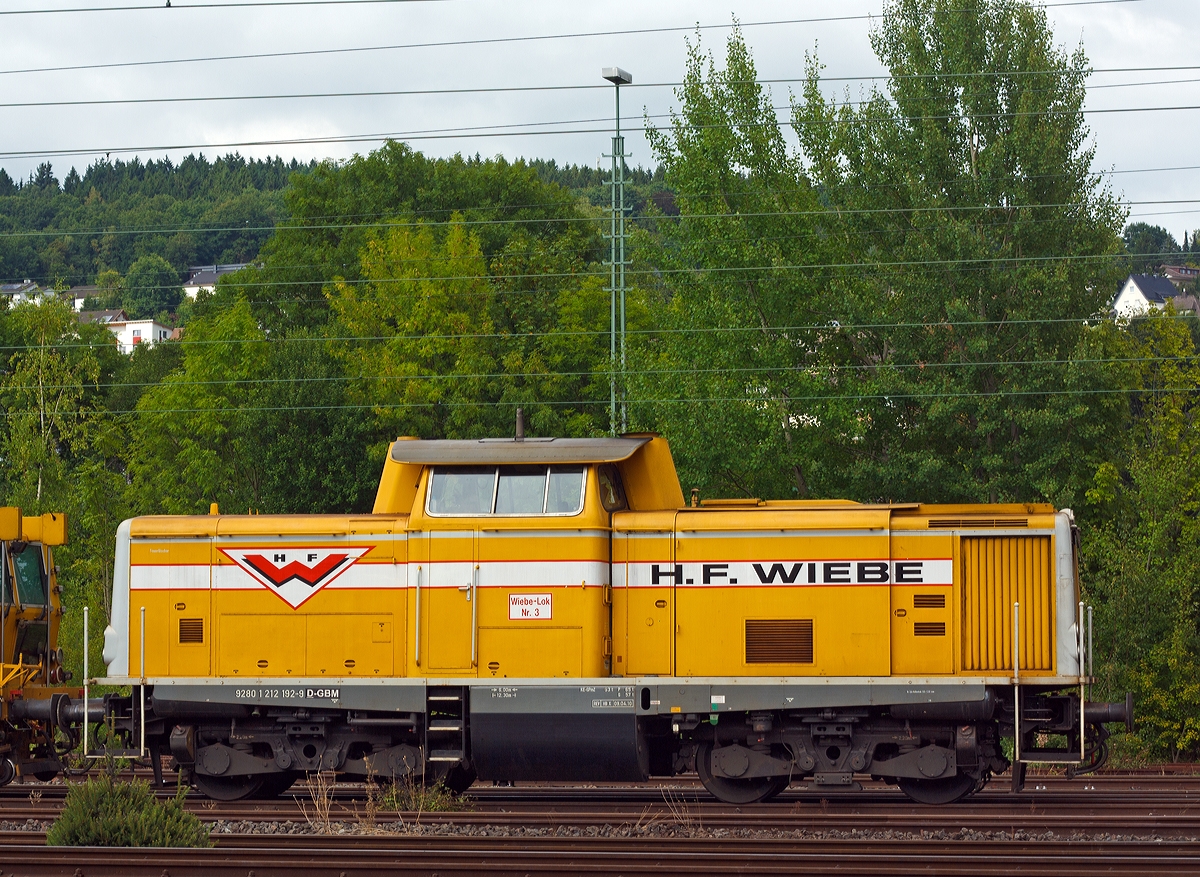 Die 212 192-9, H.F. Wiebe Lok Nr. 3  Achim  (ex DB V 100 2192), abgestellt am 07.09.2013 in Betzdorf/Sieg.
 
Die V 100.20 wurde 1964 unter der Fabriknummer 13668 von Jung, Jungenthal bei Kirchen a.d. Sieg gebaut und als V 100 2192 an die DB ausgeiefert, 1968 erfolgte die Umzeichnung in 212 192-9, die Ausmusterung bei der DB erfolgte 1993 und ging dann 1994 an H.F. Wiebe.
 
Die Baureihe V 100.20 bzw. 212 ist eine leistungsstrkere Variante der V 100, sie war fr den Haupt- und Steilstreckendienst vorgesehen. Die Hchstgeschwindigkeit betrgt 100 km/h, die Motorleistung betrgt 993 kW (1.350 PS). 
Sie trgt die NVR-Nummer 92 80 1212 192-8 D-GBM.