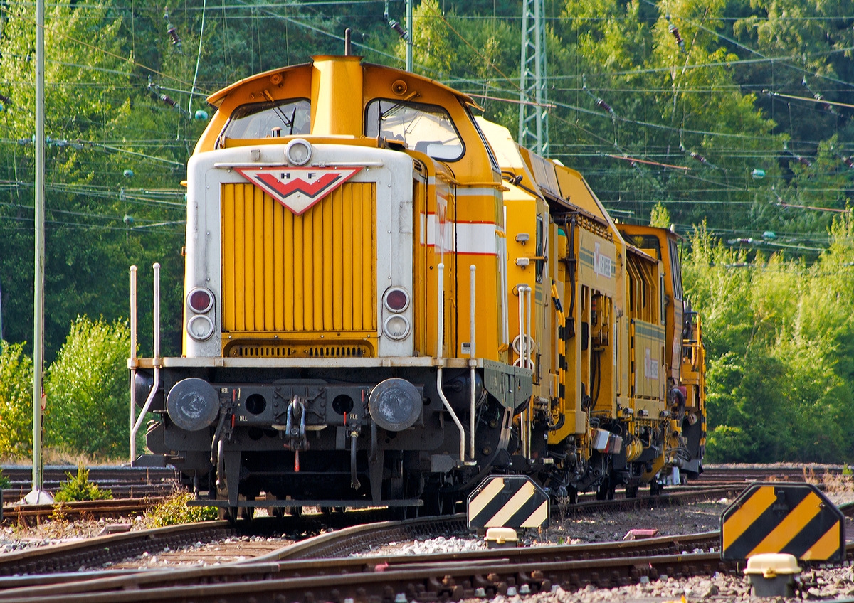 Die 212 192-9, H.F. Wiebe Lok Nr. 3  Achim  (ex DB V 100 2192), ist mit der Plasser & Theurer Universalstopfmaschine 09 - 32 Unimat 4S o.H. (Schweres Nebenfahrzeug Nr. 99 80 9124 007-2) sowie der Schotterverteil- und Planiermaschine SSP 110 SW (Schweres Nebenfahrzeug Nr. 99 80 9425 008-6), der gbm (Wiebe Gleisbaumaschinen GmbH), am 06.09.2013 in Betzdorf/Sieg abgestellt.