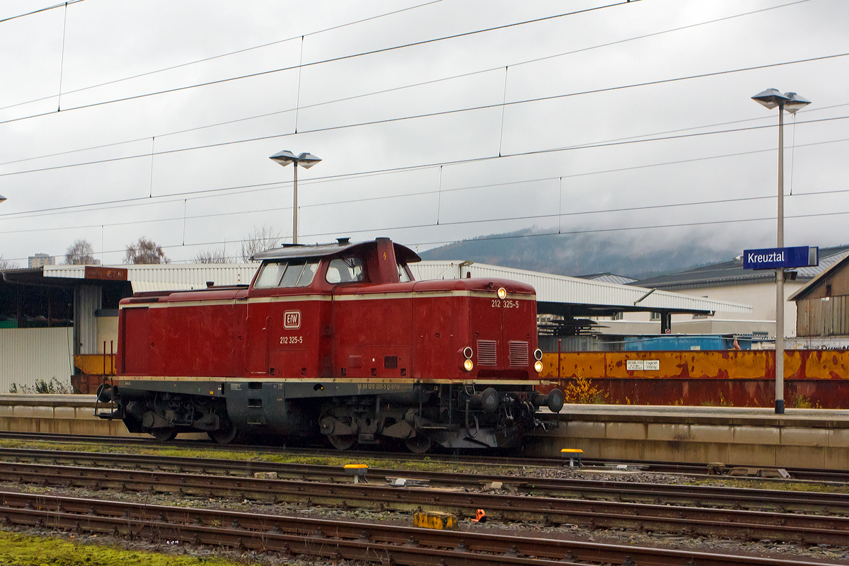 
Die 212 325-5 (92 80 1212 325-5 D-EFW) der EfW-Verkehrsgesellschaft, ex DB V 100 2325, rangiert am 16.11.2014 in Kreuztal.

Die V 100.20 wurde 1966 von MaK in Kiel unter der Fabriknummer 1000372 gebaut und als V 100 2325 an die Deutsche Bundesbahn geliefert, zu 01.01.1968 erfolgte die Umzeichnung in DB 212 325-5. Im Jahr 2001 erfolgte die Ausmusterung bei der DB, nach einigen Stationen kam sie dann 2010 zur EfW-Verkehrsgesellschaft mbH in Frechen.