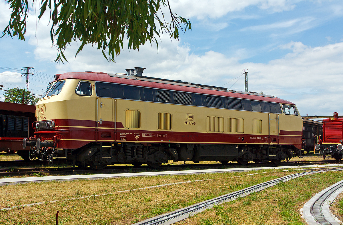 
Die 218 105-5 (92 80 1218 105-5 D-DB) der WestFrankenBahn (DB Regio) am 22.06.2014 im DB Museum Koblenz-Lützel, in den TEE-Farben purpurrot/beige.

Die V 164 wurde 1971 bei Krupp unter der Fabriknummer 5126 gebaut und an die Deutschen Bundesbahn (DB) geliefert, seit 2008 ist sie im BW Aschaffenburg stationiert und gehört der WestFrankenBahn (DB Regio).


Technische Daten:
Achsformel:  B'B'
Spurweite:  1.435 mm
Länge: 16.400 mm
Drehzapfenabstand: 8.600 mm
Drehgestellachsstand: 2.800 mm
Gewicht:  80 Tonnen
Radsatzfahrmasse:  20,0 Tonnen
Höchstgeschwindigkeit:  140 km/h
Kleinster befahrbarer Gleisbogen: R 100 m
Motor: Wassergekühlter V 12 Zylinder Viertakt MTU - Dieselmotor vom Typ MA 12 V 956 TB 11 (abgasoptimiert) mit Direkteinspritzung und Abgasturboaufladung mit Ladeluftkühlung
Motorleistung: 2.800 PS (2.060 kW) bei 1500 U/min
Motorhubraum: 114,67 Liter (insgesamt)
Getriebe: MTU-Getriebe K 252 SUBB (mit 2 hydraulische Drehmomentwandler)
Leistungsübertragung: hydraulisch
Tankinhalt:  3.150 l