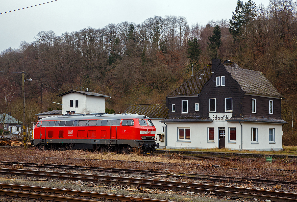 Die 218 191-5 (92 80 1218 191-5 D-MZE) der MZE - Manuel Zimmermann Eisenbahndienstleistungen ist am 15.01.2022 beim Kleinbahnhof der WEBA (Westerwaldbahn) abgestellt.

Die V 164 (BR 218) wurde 1973 bei Krupp unter der Fabriknummer 5205 gebaut und an die DB geliefert, im Juli 2018 wurde sie dann ausgemustert und an Manuel Zimmermann Eisenbahndienstleistungen verkauft.