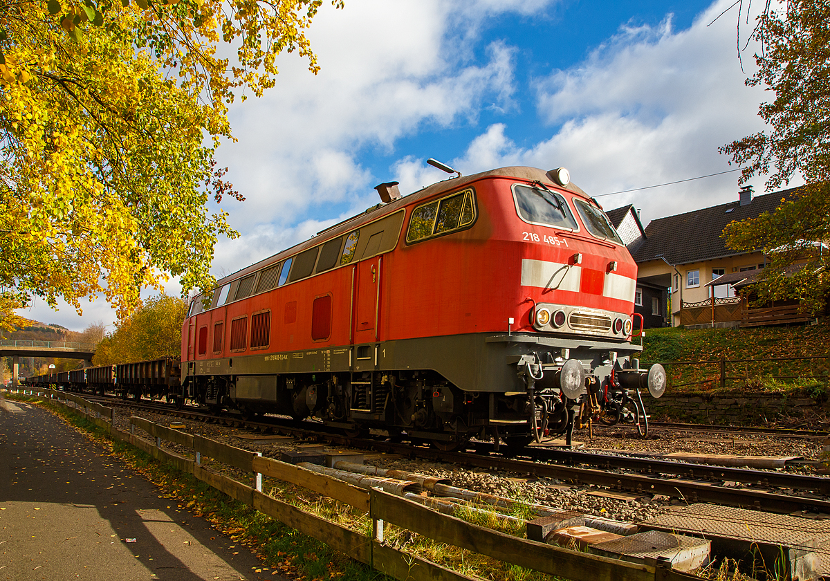 
Die 218 485-1 (92 80 1218 485-1 D-AIX) der AIXrail GmbH mit einem mit Altschotter beladenen Flachwagenzug am 04.11.2020 in Herdorf.

Die V 164 wurde 1978 von der Krauss-Maffei AG in München-Allach unter der Fabriknummer 19800 gebaut und an die DB geliefert, 2018 wurde sie bei der DB ausgemustert und an die AIXrail GmbH in Aachen verkauft.

Die Lok hat die Zulassungen für D, A, CH, F, DK und SC.