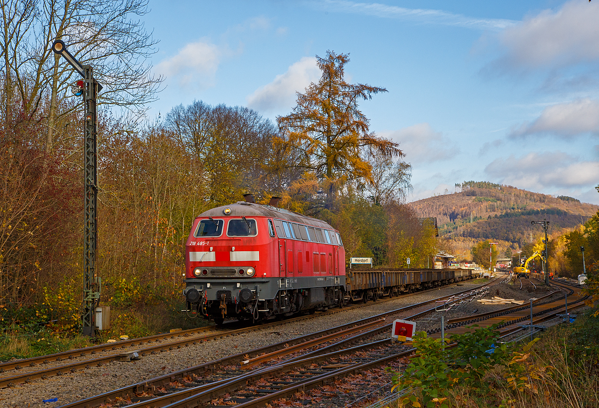 
Die 218 485-1 (92 80 1218 485-1 D-AIX) der AIXrail GmbH mit einem mit Altschotter beladenen Flachwagenzug verlässt am 04.11.2020 den Bahnhof Herdorf. Über Betzdorf und Kreustal geht es nach Bochum, wo der Altschotter recycelt wird.  

Die V 164 wurde 1978 von der Krauss-Maffei AG in München-Allach unter der Fabriknummer 19800 gebaut und an die DB geliefert, 2018 wurde sie bei der DB ausgemustert und an die AIXrail GmbH in Aachen verkauft.

Die Lok hat die Zulassungen für D, A, CH, F, DK und SC.