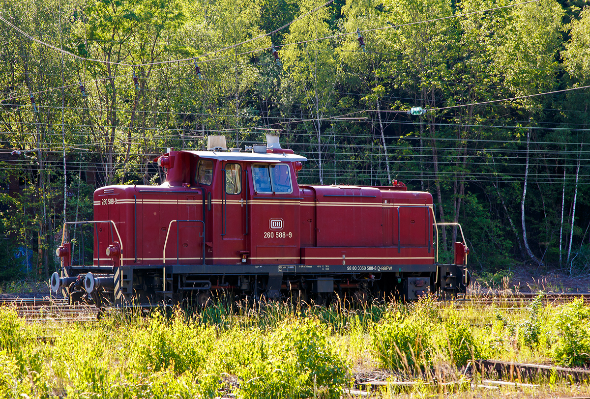 Die 260 588-9 alias 360 588-8 (98 80 3360 588-8 D-BBFW) vom Bergische Bahnen Frderverein Wupperschiene e. V. ist am 13.06.2020 im Rbf Betzdorf (Sieg) abgestellt.

Die V60 der leichten Ausfhrung wurde 1960 von Krupp unter der Fabriknummer 4011 gebaut und als V 60 588 an die Deutsche Bundesbahn geliefert. Nach der Umzeichnung 1968 in 260 588-9 und 1987 in 360 588-8 wurde die V60 im Jahr 2002 bei der DB ausgemustert und ging an die EfW-Verkehrsgesellschaft mbH in Frechen, bis sie 2013 zum Bergische Bahnen Frderverein Wupperschiene e. V. kam.
