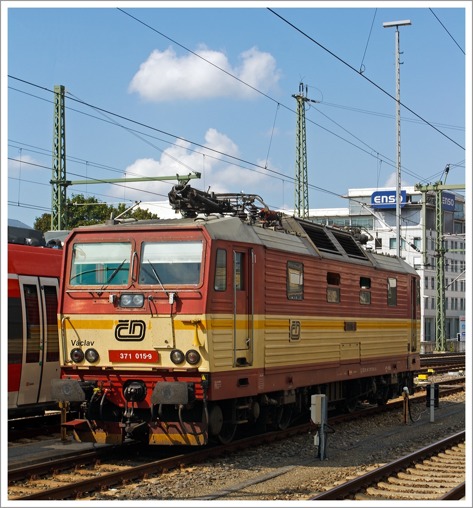 Die ČD 371 015-9  Vclav   ex ČD 372 015-8, ČSD 372 015-8 steht am 27.08.2019 beim Hbf Dresden. 

Die Lok wurde 1991 koda in Plzeň (Pilsen) unter der Fabriknummer 8782 fr tschechoslowakischen Staatsbahn ČSD als 372 015-8 gebaut, der Wechselstromteil ist von LEW Hennigsdorf. Spter erfolgte der Umbau von 120km/h auf 160 km/h Hchstgeschwindigkeit und die Umzeichnung in ČD 371 015-9 (NVR-Nummer: CZ ČD 91 54 7 371 015-9)
Diese  elektrische Zweisystemlokomotiven entstanden durch ein Gemeinschaftsprojekt der Tschechoslowakischen Staatsbahn ČSD und einstigen Deutschen Reichsbahn (DR), die deutschen Lok sind als Baureihen 180 (ex DR 230) eingereiht.

In Deutschland tragen die Loks der BR 180 den  Spitznamen  Kndelpresse, oder wegen dem geringeren Wirkungsgrads auch den Spitznamen  Elbtalheizung . Auch das tschechische Pendant blieb nicht ohne Namen. Die Reihe 372 nennt man im Nachbarland  Bastard , diese 160 km/h schnelle Reihe 371  Turbobastard .

Technische Daten:
Gebaute Loks: 15 fr ČSD und 20 DR, davon wurden 6 der ČD in BR 371 und eine DB Lok (180 001) auf 160 km/h Hchstgeschwindigkeit umgebaut. Die 180 001 wurde spter an die ČD, als Gegenleistung fr eine verunfallte CD-Lok abgegeben, hier nun als ČD 371 201   Gottlieb“  eingereiht.
Spurweite:   1.435 mm
Stromsysteme:   15 kV 16 2/3 Hz / 3 kV Gleichstrom 
Achsfolge:   Bo'Bo'
Lnge ber Puffer:   16.800 mm
Drehzapfen-Abstand:  8.360 mm
Achsabstand im Drehgestell: 3.200 mm
Eigengewicht:   84 t
Achslast:  21 t
Hchstgeschwindigkeit:  160 km/h
Anfahrzugkraft:   280 kN
Stundenleistung:  3.260 kW
Dauerleistung:   3.080 kW
Dauerzugkraft:  141,6 kN
kleinster befahrbarer  Radius: 120 m  
