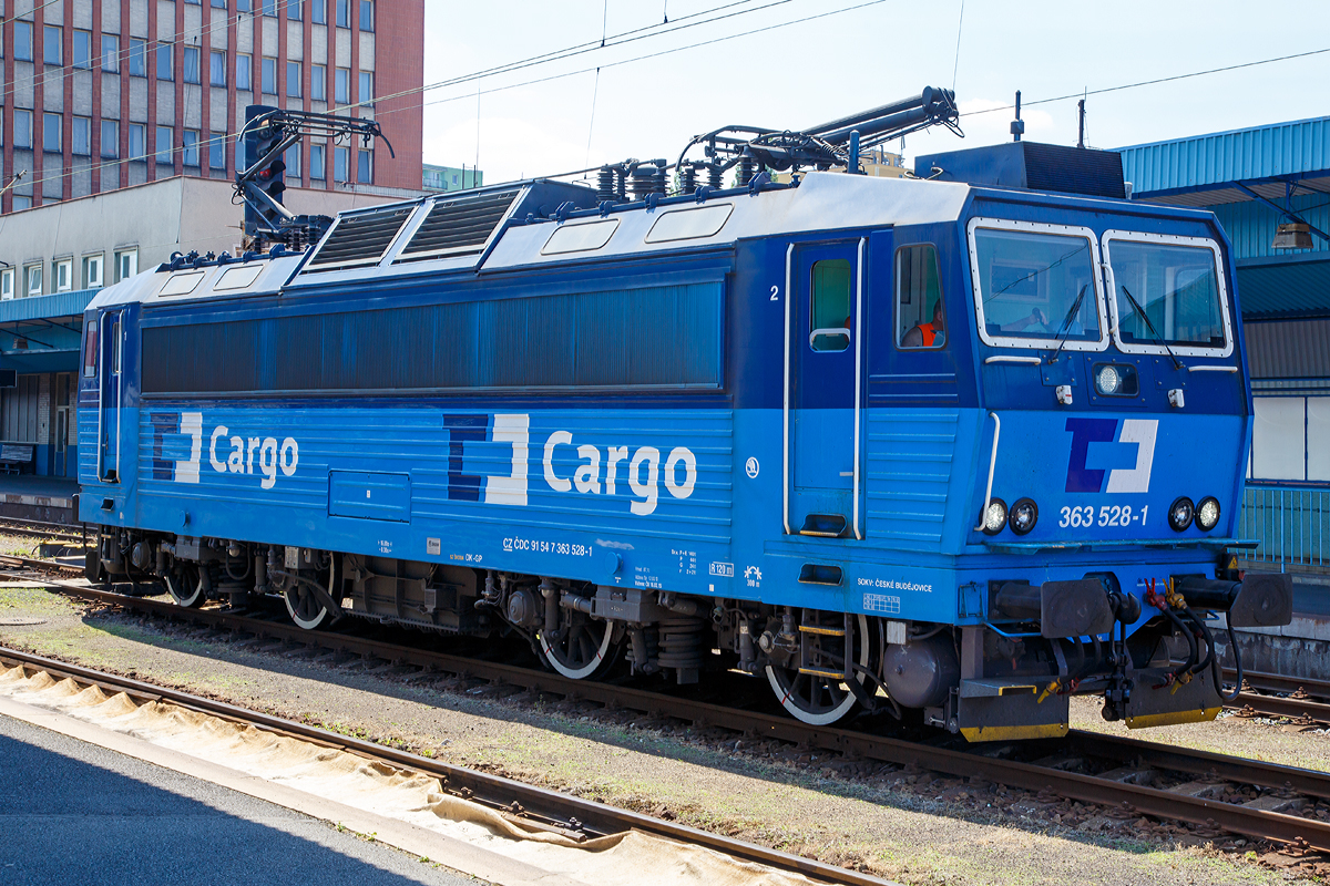 
Die ČD Cargo 363 528-1 (CZ ČDC 91 54 7 363 528-1) am 01.07.2015 im Bahnhof Bahnhof Cheb (Eger).

Die Lok vom Typ KODA 71 Em ist eine modernisierte universelle Zweisystemlokomotive, die durch den Umbau einer Gleichstromlokomotive der ČSD-Baureihe 163 (E 499.3) entstand.


koda Transportation modernisierte fr die ČD Cargo 30 Lokomotiven vom Typ 71 E (BR 163, ex BR E 499.3), die in der Mitte der 1980er Jahre hergestellt wurden.  Die Hauptnderung im Rahmen der Umgestaltung zu dem neueren Typ 71 Em ist das Zweisystem, dank dem die Lokomotive nicht nur unter einer Spannung von 3 kV DC, sondern neu auch von 25 kV 50 Hz AC fahren kann. Die durchgefhrte Rekonstruktion wird die physische sowie die technologische Lebensdauer der ursprnglichen Loks um bis zu 20 Jahren verlngern.


Es erhhte sich beispielsweise die Leistung in beiden Speisesystemen und gleichzeitig verbraucht die Lokomotive 71 Em dank der Energierckgewinnung zurck ins Netz viel weniger Strom. Der Fhrerstand ist voll klimatisiert. Die BR 363.5 erfllt die smtlichen anspruchsvollen technologischen Parameter sowie die neuesten europischen Sicherheitsvorschriften. Die Lokomotiven sind neben dem Betrieb auf tschechischen Strecken auch fr den Betrieb in der Slowakei und in Ungarn homologiert. Die als Baureihe 363.5 bezeichneten Loks sind derzeit die strksten Maschinen bei CD-Cargo. 

Technische Daten:
Hersteller: koda in Pilsen (Urlok und Umbau)
Umbaujahre: 2011 bis 2013
Anzahl: 30 Stck
Spurweite: 1.435 mm
Achsformel: Bo’Bo’
Lnge ber Puffer: 16.800 mm
Breite: 2.940 mm
Drehzapfenabstand: 8.300 mm
Drehgestellachsstand:  3.200 mm
Kleinster bef. Halbmesser: 120 m
Hchstgeschwindigkeit: 120 km/h
Gewicht: 88 t
Dauerleistung: 3.700 kW
Anfahrzugkraft: 300 kN
Dauerzugkraft: 185,3 kN
Treibraddurchmesser:  1.250 mm
Stromsysteme:  3 kV DC und 25 kV/50 Hz AC