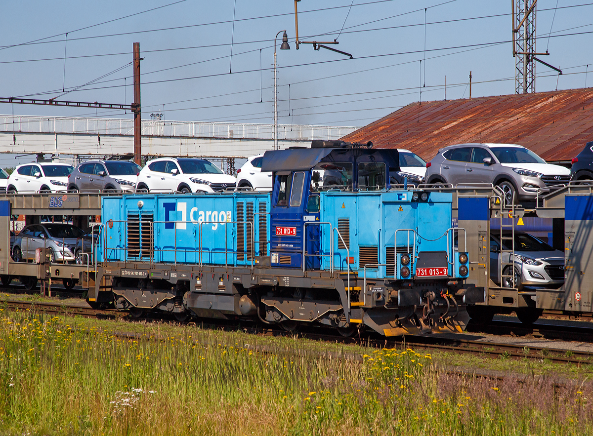 
Die ČD Cargo 731 013-9 (CZ ČDC 91 54 2 731 013-9) rangiert am 01.07.2015 beim Bahnhof Cheb (Eger). Aufgenommen aus einem einfahrenden Zug heraus.

Die ČD-Baureihe 731 (ex ČSD BR 731 und ursprnglich geplant als Baureihe T 457.1) ist eine dieselelektrische Rangierlokomotive. Gebaut wurden diese Loks von ČKD, einem tschechischen Maschinenhersteller und Ausrster fr elektrische Anlagen bzw. Fahrzeuge mit Sitz in Prag. Die Abkrzung ČKD steht fr Českomoravsk-Kolben-Daněk.

Technische Daten:
Gebaute Anzahl:  62
Hersteller:  ČKD
Baujahre:  1988, 1991–1992
Spurweite:  1.435 mm (Normalspur)
Achsformel:  Bo’Bo’
Lnge ber Puffer:  15.280 mm
Drehzapfenabstand:  7.200 mm
Drehgestellachsstand:  2.400 mm
Kleinster bef. Halbmesser:  120 m
Dienstgewicht:  68 t
Radsatzfahrmasse:  17 t
Hchstgeschwindigkeit:  80 km/h
Installierte Leistung:  600 kW
Dauerzugkraft:  170 kN
Treibraddurchmesser:  1.000 mm
Motorentyp:  ČKD K 6 S 230 DR
Nenndrehzahl:  1.150/min
Leistungsbertragung:  dieselelektrisch
Tankinhalt:  4.000 l
Anzahl der Fahrmotoren:  4
