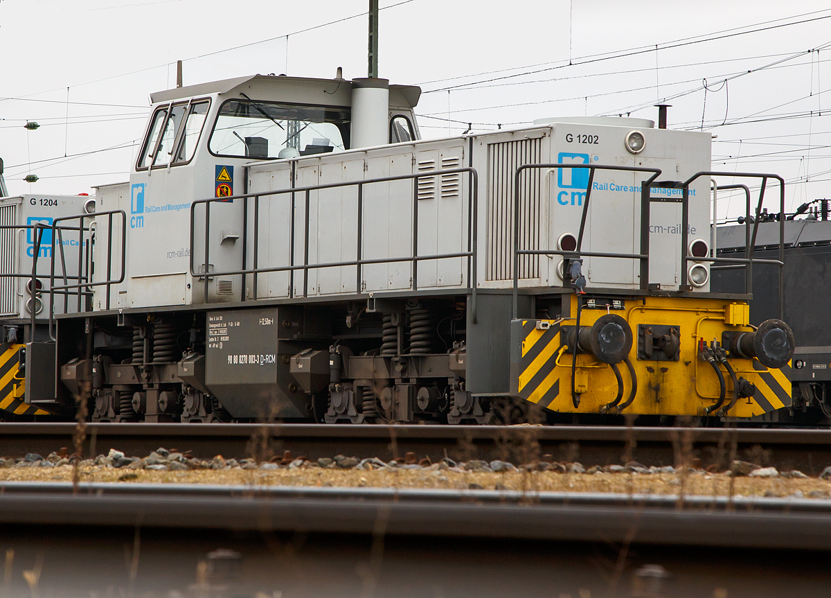 
Die 270 003-3 (98 80 0270 003-3 D-RCM) der RCM Rail Care and Management GmbH (München) abgestellt am 29.12.2016 beim Hauptbahnhof Ingolstadt. 

Die MaK G 1202 BB wurde 1978 von MaK in Kiel unter der Fabriknummer 1000782 als Mietlok gebaut.

Die Lokomotive MaK G 1202 BB ist eine dieselhydraulische Lokomotive, die von der Maschinenbau Kiel (MaK) gebaut wurde. Sie hat eine Leistung von 945 kW oder 1.000 kW und erreicht eine maximale Geschwindigkeit von bis zu 75 km/h. Eingebaut wurden Motoren von MTU. Je nach Ausrüstungsvariante bringt sie es auf eine Dienstmasse von 72 t bis 88 t. Ihr Tankinhalt beträgt 2.500 l.

Technische Daten:
Gebaute Anzahl:  12
Spurweite: 	1.435 mm (Normalspur)
Achsformel:  B'B'
Länge über Puffer: 12.500 mm
Drehzapfenabstand: 5.800 mm
Drehgestellachsstand:  2.400 mm
größte Breite: 3100 mm
größte Höhe über Schienenoberkante:	4.220 mm
Raddurchmesser neu:	 1.000 mm	
kleinster befahrbarer Gleisbogen:	60 m
Dienstgewicht: 80 t
Kraftstoffvorrat:	2.500 l
Motor: MTU 12V 331 TC11	(12V 331 TC12)
Leistung:	945 kW
Getriebe: Voith L5r4U2
Höchstgeschwindigkeit:  75 km/h
