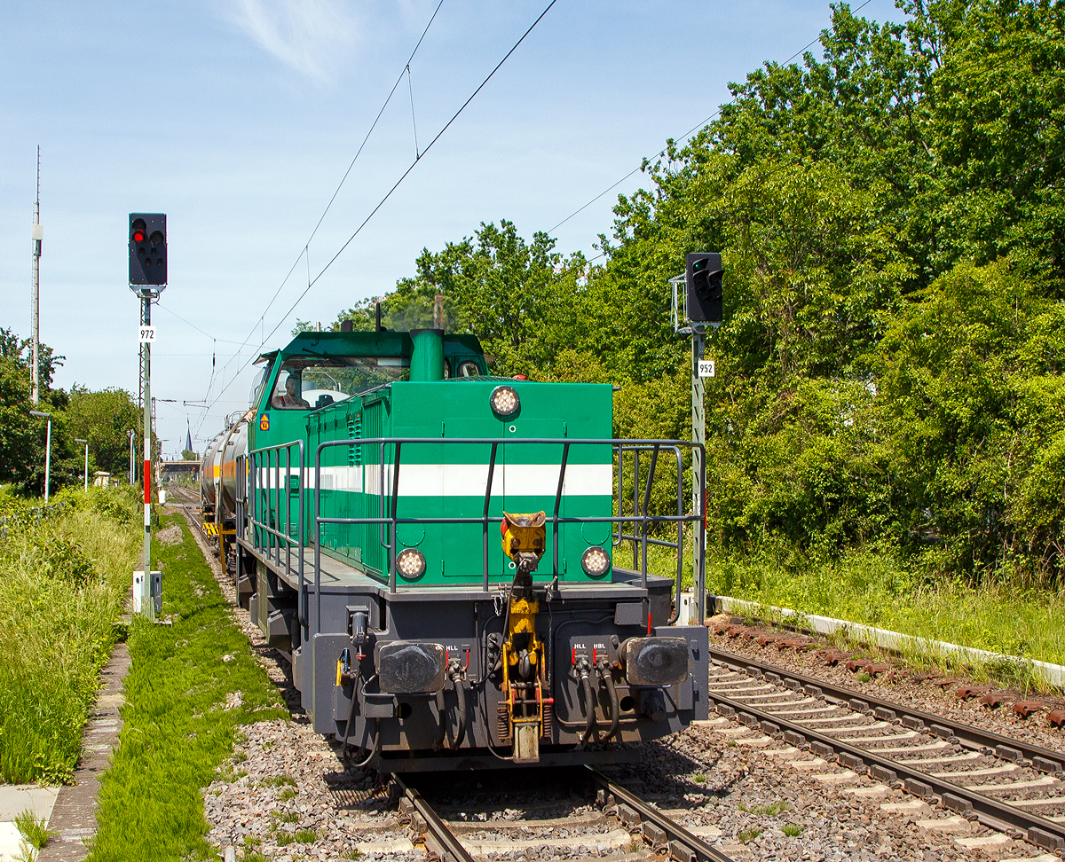 
Die 276 008-6 (98 80 0276 008-6 D-ISL) der InfraServ Logistics GmbH (Frankfurt am Main), ex OHE 150003, fährt am 01.06.2019 mit zwei Kesselwagen durch den Bahnhof Bonn UN Campus (in Bonn-Gronau) in Richtung Süden. 

Die MaK G 1204 BB wurde 1984 unter der Fabriknummer 1000814 von MaK in Kiel gebaut. 1984 war sie eine MaK Mietlok, 1985 wurde sie dann an die OHE - Osthannoversche Eisenbahnen AG in Celle verkauft, wo sie als OHE 150003 lief, ab 2012 dann OHE Cargo GmbH 150003 (98 80 0276 008-6 D-OHEGO). Seit Juli 2017 gehört sie nun der InfraServ Logistics GmbH in Frankfurt als Lok 14.
