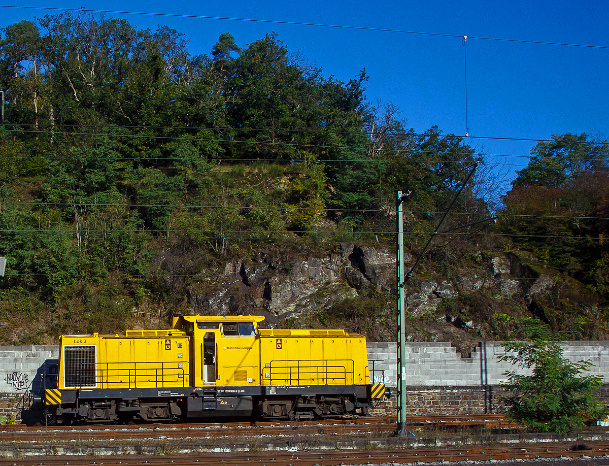 Die 293 008-9 (92 80 1293 008-9 D-DB) bzw. Lok 3 der DB Bahnbau Gruppe, ex DGT 710 968-9 in der 2. Besetzung, ab 2007 dann 92 80 1293 008-9 D-DGT, ist am 08.10.2021 in Au/Sieg abgestellt.

Die Lok wurde 2000 von ABB Daimler Benz Transportation (ADtranz) gem dem Umbaukonzept Baureihe 293 aus einer V 100 ost unter der Fabriknummer 72150 umgebaut bzw. modernisiert. Da das Spenderfahrzeug fr diese Lok nicht bekannt  ist erhielt sie die neue Fabriknummer und ein neues Betriebsbuch. Im Dezember 2000 erfolgte die Auslieferung an DGT - Deutsche Gleis- und Tiefbau GmbH (heute DB Bahnbau Gruppe) als 710 968-9 (Lok 3) in der 2. Besetzung. 

Umbaukonzept Baureihe 293
ADtranz modernisierte zwischen 1995 und 2002 59 Loks zur Baureihe 293. Neben der Aufarbeitung der vorhandenen Aggregate erhielten auch diese Lokomotiven neue Motoren von Caterpillar oder MTU. Die Druckluftanlage wurde erneuert, ebenso die elektrische Steuerung. Neu war auch die hydraulisch angetriebene Khlanlage. Bei mehreren der Loks mussten neue Betriebsbcher angelegt werden, da die Ursprungslokomotive nicht feststellbar war. Zwei weitere Lokomotiven wurden durch verschiedene Werksttten nach diesem Konzept umgebaut.

TECHNISCHE DATEN::
Achsanordnung: B'B'
Spurweite: 1.435 mm
Lnge ber Puffer: 14.350 mm
Drehzapfenabstand: 7.000 mm
Gesamtachsstand: 9.300 mm
Hchstgeschwindigkeit 100 km/h
Motor: 12-Zylinder-4-takt-Dieselmotor mit Turbolader und Ladeluftkhlung vom Typ CAT 3512 DI-TA
Hubraum: 51,8 Liter (170 mm Bohrung / 190 mm Hub)
Gewicht des Motors: 6.537 kg
Leistung:  1.050 kW / .1428 PS 
Gewicht der Lok: 72 t