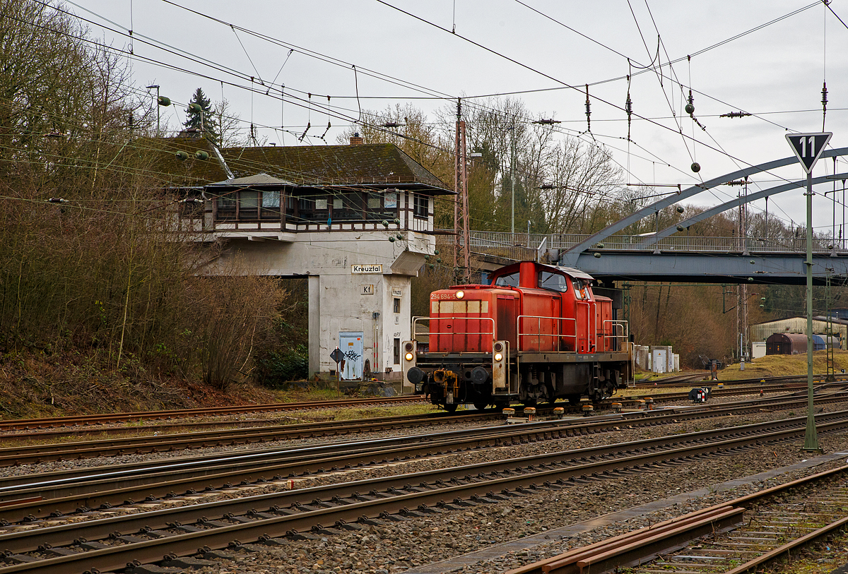 Die 294 694-5 (98 80 3294 694-5 D-DB), eine remotorisierte V 90 der DB Cargo AG rangiert am 29.12.2021 in Kreuztal vor dem ehem. Stellwerk Fahrdienstleiter.

Die Lok wurde 1969 bei MaK in Kiel unter der Fabriknummer 1000496 gebaut und als DB 290 194-0 an die Deutsche Bundesbahn geliefert. Die Ausrüstung mit Funkfernsteuerung (Typ Krauss-Maffei) und Umzeichnung in DB 294 194-6 erfolgte 1999. Im Jahr 2008 erfolgte durch die DB Fahrzeuginstandhaltung GmbH, in Cottbus eine Remotorisierung durch einen neuen MTU 90° V-8-Zylinder-Dieselmotor mit Common-Rail-Einspritzsystem, Abgas-Turbolader und Ladeluftkühlung, vom Typ 8V 4000 R41. Der Motor ist auf eine Leistung von 1.000 kW (1.341 PS) bei 1.800 U/min gedrosselt. Auch wurden eine neue Lüfteranlage und ein neuer Luftpresser eingebaut, zudem bekam die Lok ein Umlaufgeländer. Durch die Remotorisierung und den Umbau erfolgte auch die Umzeichnung in die heutige DB 294 694-5.