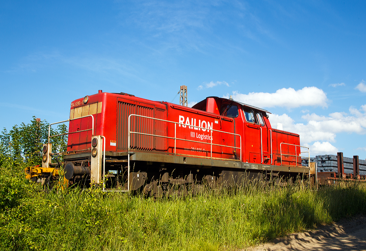 
Die 294 696-0 (98 80 3294 696-0 D-DB) eine remotorisierte V90 der DB Schenker Rail Deutschland AG, ex DB 294 196-1, ex DB 290 196-5,  am 10.06.2015 in Kreuztal auf dem Ablaufberg.

Die V90 wurde 1969 bei MaK in Kiel unter der Fabriknummer 1000498 gebaut und als 290 196-5 an die DB geliefert, 2003 erfolgte der Umbau mit Funkfernsteuerung und die Umzeichnung in 294 196-1.

Die Remotorisierung der V 90 mit einem MTU-Motor 8V 4000 R41, der Einbau einer neuen Lüfteranlage, neuen Luftpresser und Ausrüstung mit dem Umlaufgeländer erfolgten 2007 bei der DB Fahrzeuginstandhaltung GmbH im Werk Cottbus. Daraufhin erfolgte die Umzeichnung in 294 696-0. 