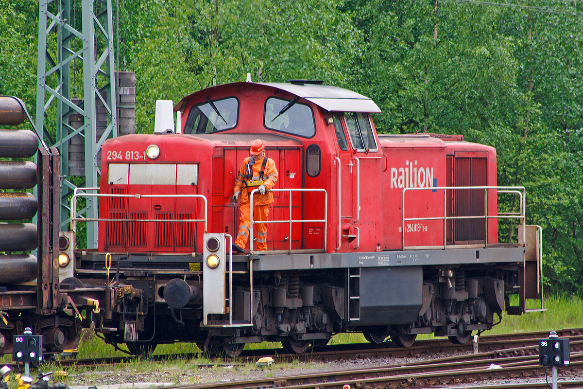 
Die 294 813-1 (V 90 remotorisiert) der DB Schenker Rail Deutschland AG hat einen Rungenwagen mit Rohren abgestellt, Kreuztal am 18.05.2012. 

Die Lok wurde 1972 bei Henschel gebaut (Fabr.-Nr. 31582 ), 2007 erfolgte die Remotorisierung mit MTU-Motor 8V 4000 R41 und Umbezeichnung.