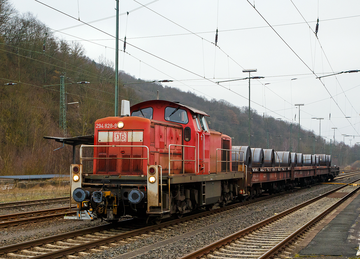 
Die 294 828-9 (98 80 3294 828-9 D-DB), eine remotorisierte V 90 der DB Cargo Deutschland AG, ex DB 294 328-0, ex DB 290 328-4, zieht dann (am 10.02.2018) den kurzem Coilgüterzug in Dillenburg vom Rangierbahnhof zum Stahlwerk.