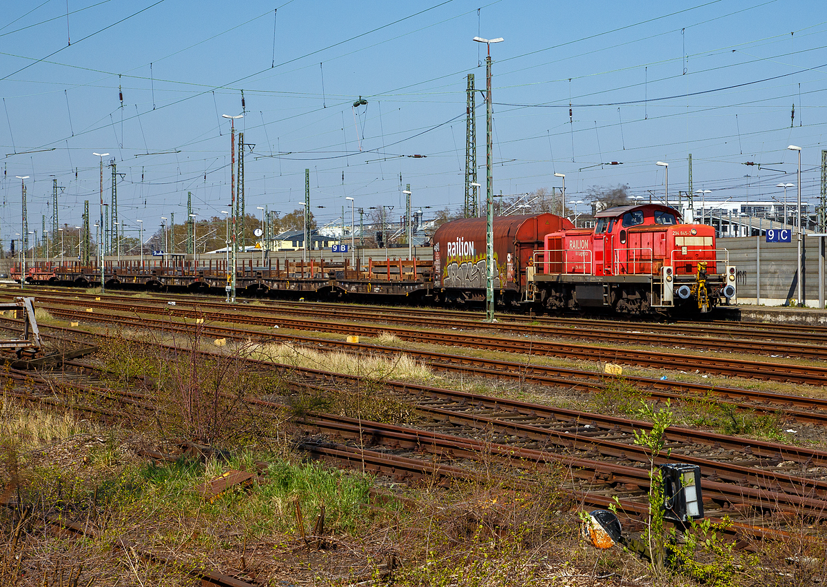 
Die 294 845-3 (98 80 3294 845-3 D-DB), eine remotorisierte V 90 der DB Cargo fährt am 11.04.2016 mit einem Stahl-Brammen-Zug durch Troisdorf in Richtung Süden.

Die Lok wurde 1973 bei MaK in Kiel unter der Fabriknummer 1000620 gebaut und als 290 345-8 an die DB geliefert. Die Ausrüstung mit Funkfernsteuerung (Typ Krauss-Maffei) und Umzeichnung in 294 345-4 erfolgte 1997. Im Jahr 2006 erfolgte durch die DB Fahrzeuginstandhaltung GmbH, in Cottbus eine Remotorisierung durch einen neuen MTU 90° V-8-Zylinder-Dieselmotor mit Common-Rail-Einspritzsystem, Abgas-Turbolader und Ladeluftkühlung, vom Typ 8V 4000 R41. Der Motor ist auf eine Leistung von 1.000 kW (1.341 PS) bei 1.800 U/min gedrosselt. Auch wurden eine neue Lüfteranlage und ein neuer Luftpresser eingebaut, zudem bekam die Lok ein Umlaufgeländer.
Durch die Remotorisierung und den Umbau erfolgte auch die Umzeichnung in die heutige 294 845-3.