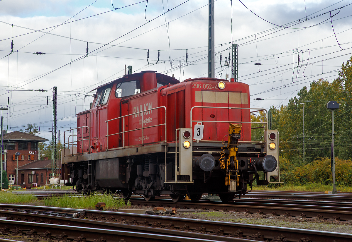 
Die 296 052-4 (98 80 3296 052-4 D-DB) der DB Schenker Rail, ex 290 052-0, ex DB V 90 052, rangiert am 07.10.2015 im Rangierbahnhof Köln-Gremberg. Aufgenommen von einer öffentlichen Straße. 

Die V90 wurde 1967 bei MaK in Kiel (Maschinenbau Kiel GmbH) unter der Fabriknummer 1000425 gebaut und als V 90 052 an die Deutsche Bundesbahn geliefert, zum 01.01.1968 erfolgte dann die Umzeichnung in 290 052-0.  

Wie einige andere Lokomotiven der Baureihe 290 wurden auch die 290 052-0 (jetzige 296 052-4) mit einer „Bergfunk“ genannten Funkfernsteuerung ausgerüstet, die es ermöglicht, die Loks in den großen Rangierbahnhöfen (Mannheim, Seelze, Maschen, München, Kornwestheim, Nürnberg und Gremberg) durch einen Prozessrechner fernsteuern zu lassen. Eine Bergfunk-Lokomotive wird auf dem Rangierbahnhof beim Auflösen eines Zuges vom Bergmeister bedient. Der Bergmeister regelt die Geschwindigkeit beim Abdrücken. Zu diesem Zeitpunkt ist die Lokomotive von einem Lokrangierführer (Lrf) besetzt, der die Sicherheitsfahrschaltung bedient und die Lok nach dem Abdrücken an den nächsten Zug heranfährt. Ab dann steuert wieder der Bergmeister die Lokomotive.


Im Jahr 2006 erfolgte ein Umbau und Remotorisierung bei der DB Fahrzeuginstandhaltung Werk Cottbus. Dazugehörten der
Einbau  einer neuen Lüfteranlage, ein neuer Luftpresser und die Ausrüstung mit dem Umlaufgeländer. Zusätzlich zu dem Bergfunk (wie 45 andere Lokomotiven der BR 290) KM-Fernsteuerung. Danach erfolgte die Umzeichnung in 296 052-4. 

Diese Loks wurden in die  neu geschaffene Baureihe 296 eingereiht. Diese BR 296 soll sich dadurch in den Rangierbahnhöfen Gremberg, Mannheim, Maschen, München Nord und Seelze noch flexibler einsetzen lassen. Somit wird die Lok dann über eine Funkfernsteuerung vom Berg- oder Ablaufmeister gesteuert, und der Lrf überwacht nur noch die Funktionen auf der Lok selbst. 

Die KM-Fernsteuerung (wie sie die BR 294 besitzt) ist eine anderen Art Funkfernsteuerung von Krauss-Maffei (KM). Bei ihr kann der nun „Lokrangierführer“ (Lrf) genannte Lokführer die Lok über ein um den Oberkörper gehängtes, vor dem Bauch getragenes Fernsteuerbediengerät (FBG) bedienen. Dies ermöglichte die Einsparung von Rangierpersonal und wurde zuvor schon bei den kleineren Rangierloks der Baureihen V 60 und Köf III angewandt. 

Die Lokomotiven haben auf dem Führerstand einen Funkrechner, der alle Signale vom Bedienteil empfängt. Dazu muss der Lrf den Funk manuell einschalten, dieses tut er mittels Schlüsselschalter am Rechnerschrank. Die Fahrzeuge mit KM-Fernsteuerung haben oberhalb der Führerstandsfenster auf jeder Seite eine Lampe (Sichtmelder), die leuchtet, sobald sie im Funkbetrieb fährt. Durch diese Fernsteuerung konnte viel Personal eingespart werden, weil der Lrf nun selber an der Spitze der Rangierabteilung anwesend sein kann. Folgende Funktionen können mit der Fernsteuerung ausgeführt werden: Fahren, Bremsen, Anfahren am Berg, Vkonstant (Fahrgeschwindigkeit automatisch beibehalten, nur bei V <12,5 km/h), Sanden, Pfeifen, Angleichen, Rangierkupplung öffnen (Motor oder hinterer Vorbau) und Schnellbremsung. Des Weiteren ist das FBG mit einem Neigungssensor ausgestattet, der bei einer Neigung über 50 Grad nach ca. vier Sekunden eine Zwangsbremsung einleitet (angenommene Dienstunfähigkeit des Lrf). Diese Funktion kann durch einen Taster für kurze Zeit überbrückt werden, wie z. B. beim Kuppelvorgang und dient der passiven Sicherheit des Lrf. Bei allen FBG-Varianten ist ein Schlagtaster eingebaut, der bei Betätigung eine Schnellbremsung auslöst (aktive Sicherheit).



Die remotorisiert Maschinen haben nun einen MTU DM 8V 4000 R41 Motor mit 1000 kW/1360 PS Leistung bei 1800 U/min, sie erfüllen die Abgasnorm UIC Kodex 624V, Stufe II.

Technische Daten:

Achsanordnung: B'B'
Spurweite: 1.435 mm
Länge über Puffer: 14.320 mm
Breite: 3.100 mm
Drehzapfenabstand: 7.000 mm
Gesamtachsstand: 9.500 mm
Höchstgeschwindigkeit: 80 km/h Streckengang / 40 km/h Rangiergang 
kleinste Dauergeschwindigkeit: 9 km/h Streckengang / 3 km/h Rangiergang

Motorhauptdaten (Quelle: MTU):
Motorbauart: MTU 8-Zylinder-Diesel-V-Motor 90° mit Common-
Rail-Einspritzsystem, Abgas-Turbolader und Ladeluftkühlung
Motortyp:   8V 4000 R41 
Nennleistung:  1000 kW / 1341 PS (gedrosselt)
Drehzahl max.:  1800  1/min   
Bohrung/Hub: 165/190 mm
Hubraum: 32,5l
Kraftstoffverbrauch bei Nennleistung: 249,4 l/h
Abgas-Emission :   UIC Kodex 624V, Stufe II
Länge: 1.915 mm
Breite: 1.380 mm
Höhe: 1.800 mm
Gewicht (trocken): 4.700 kg

Getriebe und Leistungsübertragung:
Das hydraulische Getriebe von Voith hat zwei Wandlergänge. Ein mechanisches Nachschaltgetriebe ermöglicht die Wahl zwischen einem Schnell- und einem Langsamgang sowie den Wechsel der Fahrtrichtung. Um feinfühlige Langsamfahrten zu ermöglichen, hat das Getriebe eine stufenlos regelbare Wandlerteilfüllung.
Die Leistungsübertragung auf die Achsgetriebe erfolgt dann über Gelenkwellen.