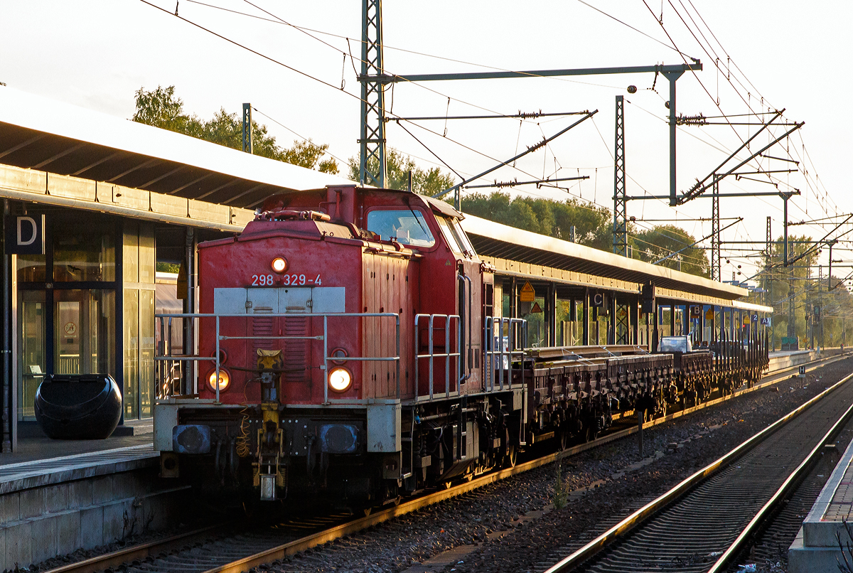 Die 298 329-4 (98 80 3298 329-4 D-DB) eine ehemalige V 100.4, der DB Cargo AG, ex 293 029-5, ex DR 111 029-5, fährt am 19.09.2019, mit drei Flachwagen, durch den Hauptbahnhof Brandenburg an der Havel in Richtung Berlin.

Die V 100.4 wurde 1983 bei LEW (VEB Lokomotivbau Elektrotechnische Werke „Hans Beimler“, Hennigsdorf) unter der Fabriknummer 17718  gebaut und als 111 029-5 an die DR ausgeliefert. Zum 01.01.1992 erfolgte die Umzeichnung in DR 293 029-5 und bereits im August 1992 erfolgte der Umbau und Umzeichnung in DR 298 329-4, bei der DB AG wurde sie 1997 auf Funkfernsteuerung umgebaut.

Im Frühjahr 1978 erhielt die DR mit 110 896-8 ihre zunächst letzte V 100. In der Zwischenzeit zeichnete sich aber Bedarf an weiteren V 100 bei der DR, speziell für den schweren Rangierdienst, und im Bereich der Industrie ab. Vom LEW Hennigsdorf wurde daraufhin die Bauart V 100.3 zur V 100.4 weiterentwickelt, welche über eine höhere Zugkraft verfügte, aber nur eine Höchstgeschwindigkeit von 65 km/h besaß. Die Dampfheizung wurde durch ein Ballastgewicht ersetzt und das Dienstgewicht auf 70 t erhöht. Entsprechend ihrem vorgesehenem Verwendungszweck erhielt die V 100.4 die bekannte orange Lackierung für Rangierloks und spezielle Umlaufgeländer. Nachdem die ersten Loks an Betriebe der DDR mit ausgedehnten Werkbahnanlagen geliefert waren begann auch 1981 die Auslieferung der Baureihe 111 an die Deutsche Reichsbahn.

Die Baureihe 293:
Ab 1992 sah der Umzeichungsplan die neue Baureihe 293 vor. Allerdings erhielten nur 13 Loks diese neue Baureihennummer, die anderen wurden direkt von 111 in 298.3 umgebaut.

Die Baureihe 298.3:
1990 kam man, nach längerer Erprobung der beiden Lokomotiven der Baureihe 108 zu dem Entschluss, dass das hydrodynamische Wendegetriebe auch für die schweren Rangierloks der 111 geeignet wäre. Dieses Getriebe hatte je zwei Vorwärts- und Rückwärtswandler, die zum dynamischen Bremsen genutzt werden konnten. Das neue Getriebe reduzierte so den Verschleiß an den Bremsen und Radreifen und beschleunigte den Richtungswechsel. So wurden die DR BR 111 nach und nach zur Baureihe 298.3 umgebaut. Bis 1993 war der Umbau aller Lokomotiven abgeschlossen. 

2005 erhielten vier Lokomotiven neue 8-Zylinder-Caterpillar-Motoren vom Typ CAT 3508 DI-TA mit 773 kW (1.050 PS) Leistung. 2007 wurden weitere 21 Lokomotiven remotorisiert. Dabei erhielten sie eine neue Hauptgelenkwelle, einen neuen Kühlkreislauf und eine veränderte Abgasanlage mit neuem Schalldämpfer.

TECHNISCHE DATEN (ursprünglich):
Anzahl gebauter Loks: 68
Spurweite: 1.435 mm (Normalspur)
Achsformel: B’B’
Länge über Puffer: 14.240 mm
Breite: 3.140 mm
Drehzapfenabstand: 7.000 mm
Achsstand im Drehgestell: 2.300 mm
Höchstgeschwindigkeit:	65 km/h
Max. Zugkraft:	207 kN
Dauerzugkraft: 142 kN
Motorbauart: 12-Zylinder-Viertakt-Dieselmotor mit Abgasturbolader und Ladeluftkühlung vom Typ 12 KVD 21 A-3 (Hersteller VEB Kühlautomat Berlin-Johannisthal)
Motorleistung: 	736 kW
Getriebebauart: GSR 30/5.7
Getriebeleistung: 736 kW
Dienstgewicht: 70 t
Zugheizung: nein
Vielfachsteuerung 	ja

Nach Umbau und Remotorisierung:
Höchstgeschwindigkeit:	80 km/h 
Motorbauart: Caterpillar V-8-Viertakt-Dieselmotor mit Abgasturbolader und Ladeluftkühlung  vom Typ CAT 3508 DI-TA
Motorleistung: 	773 kW (1.050 PS) 
Motornenndrehzahl: 1.800 U/min
Hubraum: 34,5 l (Bohrung Ø 170 mm / Hub 190 mm)

Quellen: Wikipedia und v100-online.de

