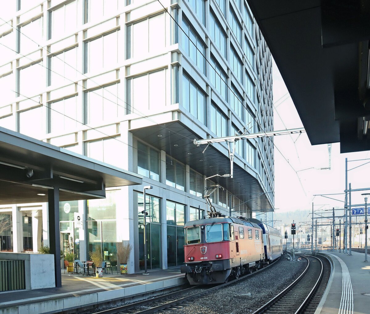 Die 3 Routen zwischen Zürich und Oerlikon: Dieser Doppelstockzug der S19 fährt über die Tunnelstrecke direkt in den Bahnhof Zürich (Löwenstrasse). Er wird von der 420 205 (unsichtbar) gezogen und von der 420 226 gestossen. Ausfahrt aus Oerlikon, 5.März 2025 