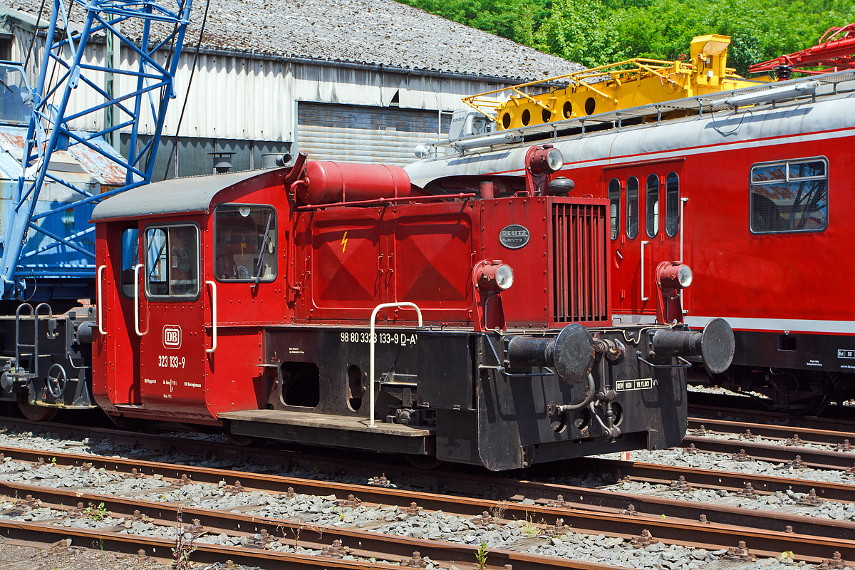 
Die 323 133-9 (98 80 3323 133-9 D-AVOLL) der Lokvermietung Aggerbahn Andreas Voll e.K., ex DB Köf 6420, ex DB  323 133-9 am 07.06.2014 im Eisenbahnmuseum Dieringhausen.

Die Köf II (Deutz Typ A6M 617 R) wurde 1959 von  Deutz (KHD, Köln) unter der Fabriknummer 57278 gebaut und an die Deutsche Bundesbahn als Köf 6420 geliefert, 1968 erfolgte die Umzeichnung in DB 323 133-9. Im Jahre 1992 erfolgte die Ausmusterung bei der DB im BW Köln-Gremberg und sie wurde an TWB Preßwerk GmbH & Co. KG in Hagen verkauft, von 1999 war sie bei der EBM Cargo in Gummersbach,  bis 2002 zur Aggerbahn kam.


Technische Daten:
Achsformel : B 
Spurweite: 1435 mm
Länge über Puffer: 6.450 mm
Dienstgewicht: 17 t 
Motor: 6-Zylinder-Deutz-Dieselmotor vom Typ A6M 617 R
Leistung:  127 PS
Höchstgeschwindigkeit: 45 km/h 
Anfahrzugkraft: 27,5 kN