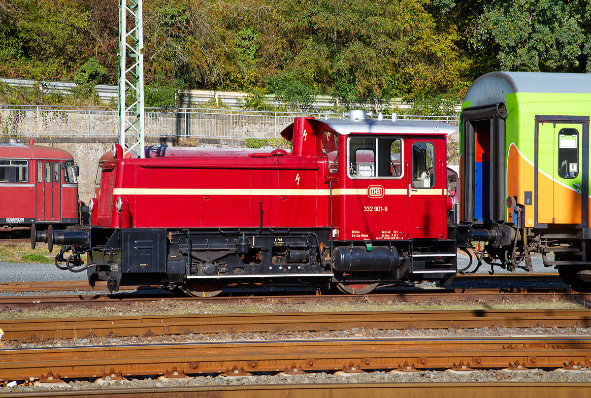 
Die 332 901-8 der RE (Rheinische Eisenbahn GmbH) eine Tochtergesellschaft der Eifelbahn Verkehrsgesellschaft mbH (EVG), ex RAR V 240.01  Kamila , ex DB 332 901-8, ex DB Köf 11 063, abgestellt am 06.06.2014 in Linz am Rhein.