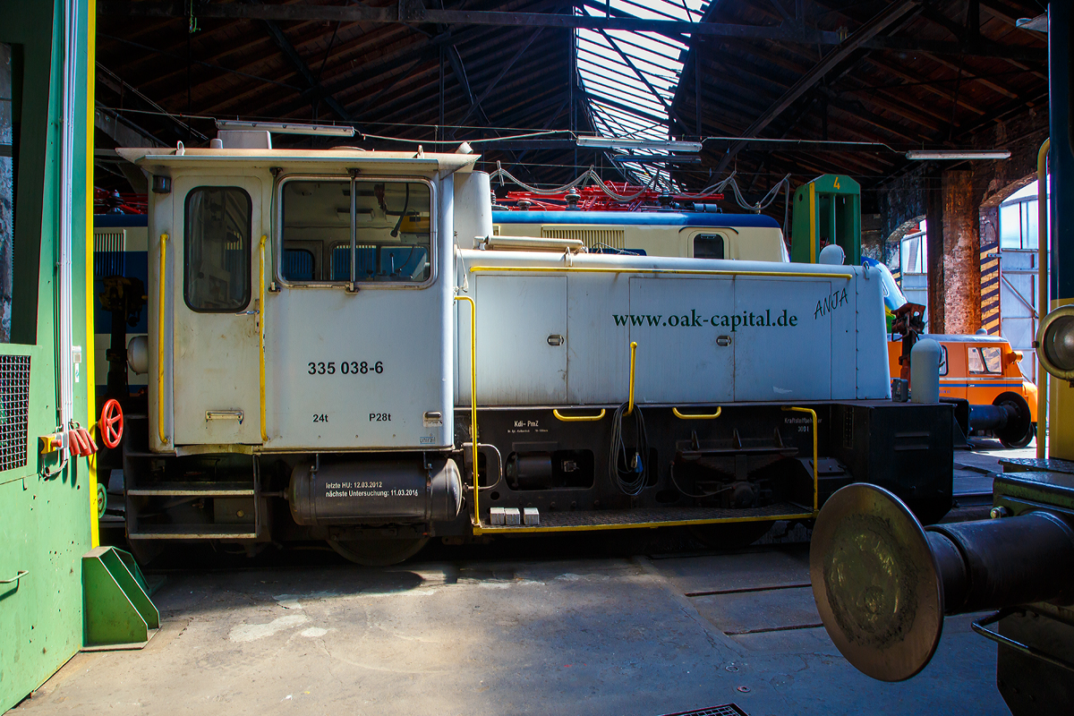 
Die 335 038-6 der Rheinkalk, ex Oak Capitalex 335 038-6 „ANJA“, DB 335 038-6, ex DB 333 038-8, steht am 30.06.2019 im Siegener Ringlokschuppen (Südwestfälische Eisenbahnmuseum Siegen), hier erwartet sie ihre neue Lackierung durch Rail-Design Bäcker.

Die Köf III mit Gelenkwelle und Funkfernsteuerung wurde 1968 von Gmeinder & Co GmbH in Mosbach unter der Fabriknummer 5440 gebaut und als 333 038-8 an die Deutsche Bundesbahn geliefert. 1989 erfolgte die Ausrüstung mit Funkfernsteuerung und somit die Umzeichnung in DB 335 038-6. Im Jahr 2000 wurde sie bei der DB AG ausgemustert und ging an die BTK - Bahntechnik Kaiserslautern GmbH, 2011 ging sie an den Händler Unirail und wurde 2012 an Oak Capital Locolease GmbH in Hamburg als Mietlok verkauft (war wohl weiterhin in Kaiserslautern im Einsatz). Über northrail ging sie 2019 an die Rheinkalk HDW GmbH & Co. KG und ist fürs Werk Herzberg-Scharzfeld (Harz) vorgesehen.
