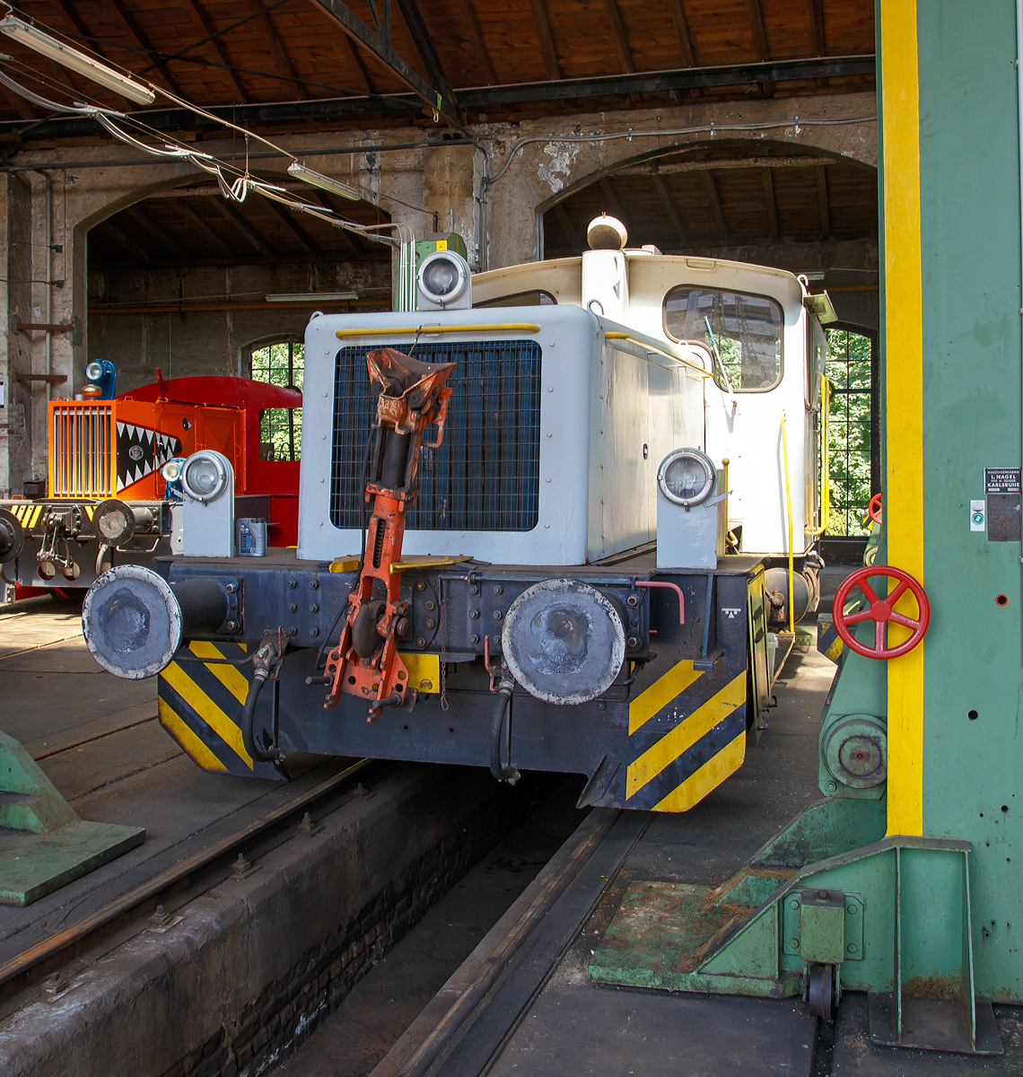 
Die 335 038-6 der Rheinkalk, ex Oak Capitalex 335 038-6 „ANJA“, DB 335 038-6, ex DB 333 038-8, steht am 30.06.2019 im Siegener Ringlokschuppen (Südwestfälische Eisenbahnmuseum Siegen), hier erwartet sie ihre neue Lackierung durch Rail-Design Bäcker.

Die Köf III mit Gelenkwelle und Funkfernsteuerung wurde 1968 von Gmeinder & Co GmbH in Mosbach unter der Fabriknummer 5440 gebaut und als 333 038-8 an die Deutsche Bundesbahn geliefert. 1989 erfolgte die Ausrüstung mit Funkfernsteuerung und somit die Umzeichnung in DB 335 038-6. Im Jahr 2000 wurde sie bei der DB AG ausgemustert und ging an die BTK - Bahntechnik Kaiserslautern GmbH, 2011 ging sie an den Händler Unirail und wurde 2012 an Oak Capital Locolease GmbH in Hamburg als Mietlok verkauft (war wohl weiterhin in Kaiserslautern im Einsatz). Über northrail ging sie 2019 an die Rheinkalk HDW GmbH & Co. KG und ist fürs Werk Herzberg-Scharzfeld (Harz) vorgesehen.
