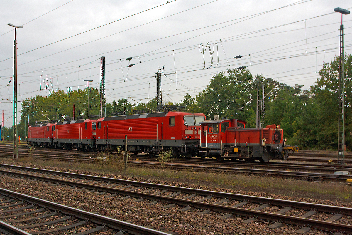 Die 335 103-8 der DB Schenker Rail Deutschland AG, ex DB 333 103-0, hat am 05.10.2013 beim BW Trier drei 143er am Haken.

Die Köf III wurde 1973 von Gmeinder in Mosbach unter der Fabriknummer 5493 gebaut und als 333 103-0 an die DB geliefert, 1988 erfolgte der Umbau d.h. die Ausrüstung mit Funkfernsteuerung und somit die Umbezeichung in 333 103-8 die sie bis heute trägt. Sie ist mit der automatischen Rangierkupplung RK 900 ausgestattet.

Die Köf III hat einen RHS 518A MWM-Motor mit einer Dauerleistung von 177 kW (240 PS) und eine Höchstgeschwindigkeit von 45 km/h. Die Kraftübertragung erfolgt (wie bei allen BR333 und 335) vom Motor über das hydraulische Wendegetriebe, über Gelenkwelle und zusätzliche Achsgetriebe. Die Kraftübertragung über Gelenkwelle ist eine Weiterentwicklung Gmeinder aus dem Jahre 1965. Das ist auch der wesentliche Unterschied zu den BR 331 und 332, hier erfolgt die Kraftübertragung über Kette.

Die Köf III (Kleinlok mit Öl-(Diesel-)Motor und Flüssigkeitsgetriebe, Leistungsgruppe III) der Baureihe 333 und 335 haben einen Motor MWM (Motorenwerke Mannheim) RHS 518A mit einer Nennleistung von 177 kW (240 PS) bei 1.600 U/min dessen Leistung über ein hydraulische Wendegetriebe L213U von Voith, von diesem über Gelenkwellen auf die zusätzlich vorhandenen Achsgetriebe (nicht wie ältere Ausführung der BR 331 über Rollenketten).
Der Unterschied zwischen der BR 333 und 335 besteht darin, dass die BR 335 auf Funkfernsteuerung umgebaute Köf III der BR 333 sind.

Weitere Technische Daten:
Spurweite: 1.435 mm
Achsformel : B 
Länge über Puffer: 7.830 mm 
Dienstmasse (2/3 Vorräte): 22 t 
Dieselkraftstoff: 300 l 
Höchstgeschwindigkeit: 45 km/h 
Anfahrzugkraft: 83,4 kN
