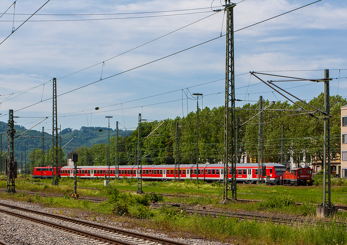 Die 335 118-6 (98 80 3335 118-6 D-DB) der DB Cargo schiebt am 25.05.2012 in Freiburg (Breisgau) einen Zug vom Hbf zum Depot. 

Die Köf III wurde 1973 bei Arnold Jung Lokomotivfabrik GmbH in Jungenthal bei Kirchen a. d. Sieg unter der Fabriknummer 14172 gebaut und als 333 118-8 an die DB geliefert. 1989 erfolgte ein Umbau (Ausrüstung mit Funkfernsteuerung) und die Umzeichnung in DB 335 118-6.
