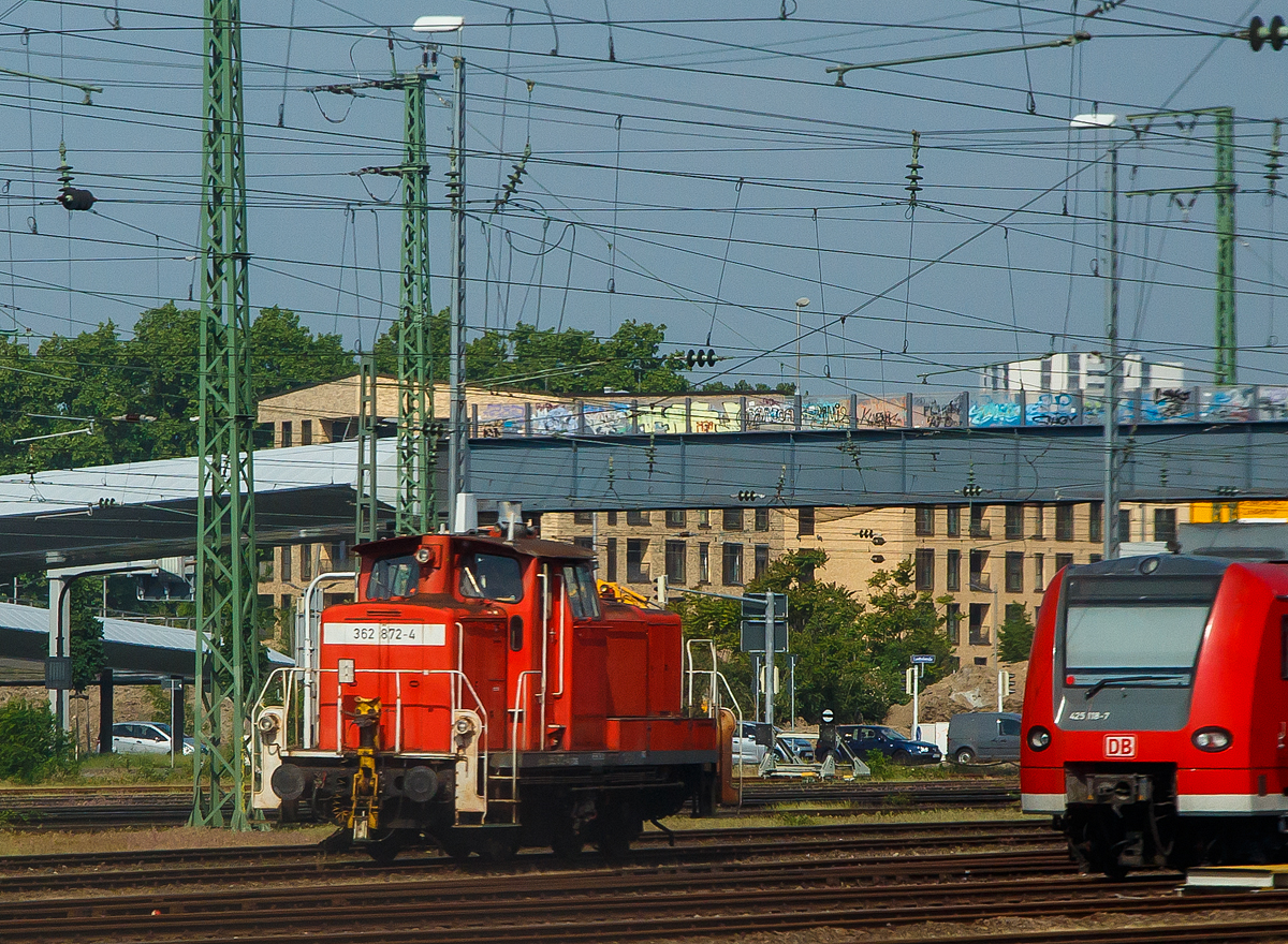 Die 362 872-4 (98 80 3362 872-4 D-TLVG) der TrainLog GmbH, Germersheim, ex DB V 60 872, rangiert am 18.05.2018 beim Hbf Mannheim. Aufgenommen aus einem ausfahrenden ICE.

Die V 60 der leichten Bauart (ex BR 260) wurde 1960 von Krauss-Maffei in München-Allach gebaut und als V 60 872 an die Deutsche Bundesbahn geliefert. Zum 01.01.1968 erfolgte die Umzeichnung in DB 260 872-7, zum 01.10.1987 wurde sie zur Kleinlok und somit zur DB 360 872-6. Im Jahr 1992 wurde sie mit Funkfernsteuerung ausgerüstet und in DB 364 872-2 umgezeichnet. Nach der Modernisierung 2000 im DB AW Chemnitz (u.a. Remotorisierung mit neuem Caterpillar-Dieselmotor CAT 3412E DI-TTA) erfolgte dann die letzte Umzeichnung in die heutige 362 872-4 (ab 2007 NVR-Nummer 98 80 3362 872-4 D-DB). Im Mai 2017 wurde sie an die TrainLog GmbH verkauft.

Seit 1997 werden die Maybach-Motoren bei Aufarbeitungen durch Caterpillar-Zwölfzylindermotoren mit 465 kW (632 PS) ersetzt, wobei dieser Umbau nur noch bei Loks mit Funkfernsteuerung ausgeführt wird. Diese Loks tragen die Bezeichnungen 362 (leichte Bauart) bzw. 363 (schwere Bauart).

Übersicht Baureihen-Bezeichnung (V60):

BR V 60 ursprüngliche Bezeichnung ab Ablieferung bis 1.1.68

BR 260 leichte Ausführung bis Okt. 1987
BR 261 schwere Ausführung bis Okt. 1987

BR 360 leichte Ausführung
BR 361 schwere Ausführung

BR 362 modernisierte leichte Ausführung mit Funk und neuen CAT 3412E DI-TTA Motor
BR 363 modernisierte schwere Ausführung mit Funk und neuen CAT 3412E DI-TTA Motor

BR 364 leichte Ausführung mit Funkfernsteuerung
BR 365 schwere Ausführung mit Funkfernsteuerung