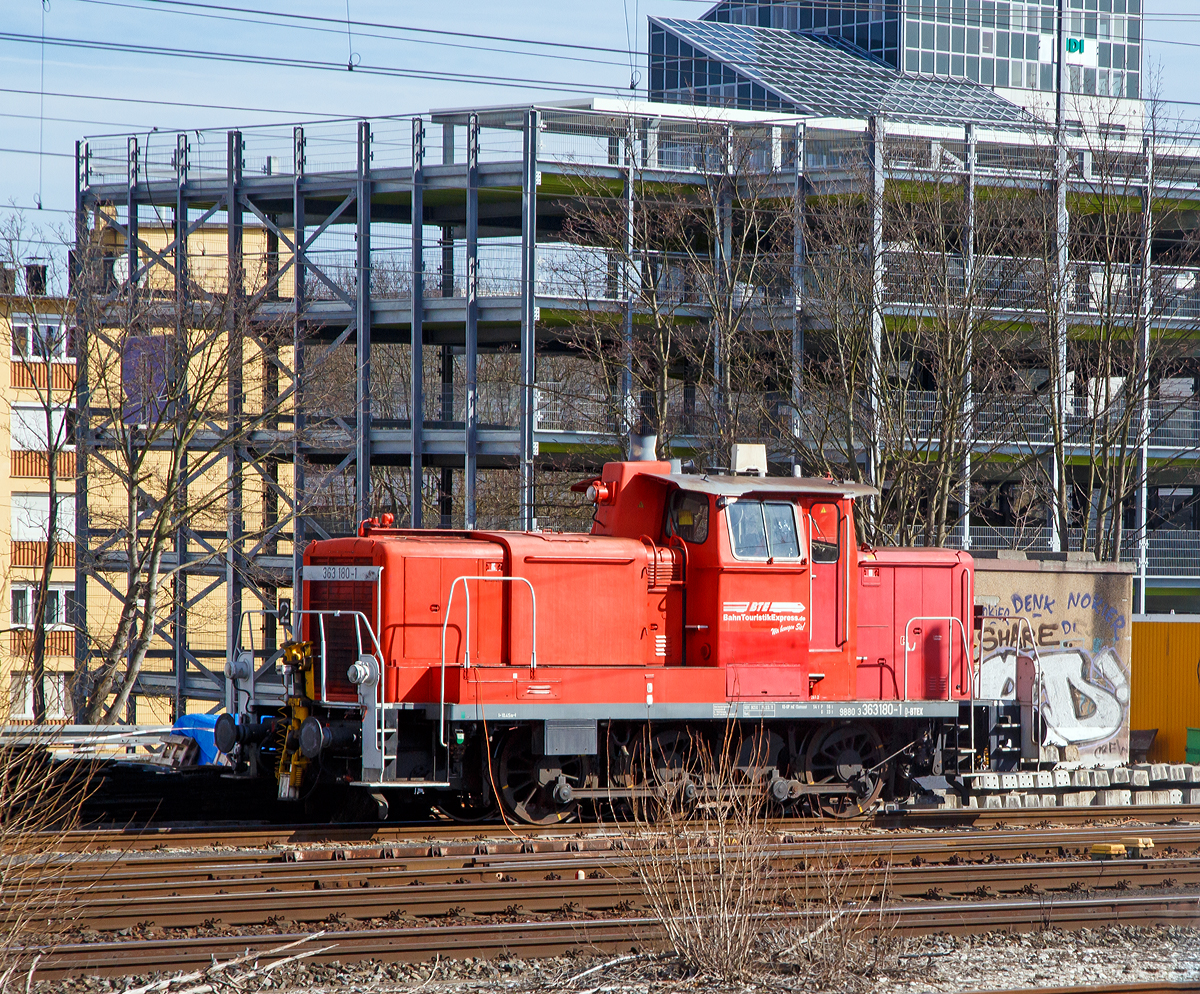 
Die 363 180-1 (98 80 3363 180-1 D-BTEX) der BahnTouristikExpress GmbH (BTE), ex DB 363 180-1, ex DB 365 180-9, ex DB 361 180-3, ex DB 261 180-4 und ex DB V 60 1180, ist am 28.03.2016 beim Hbf Nrnberg abgestellt, wo ich sie aus einem Zug heraus aufnehmen konnte.

Die V 60 in der schweren Ausfhrung wurde 1963 bei Krupp in Essen unter der Fabriknummer 4500 gebaut. Im Jahr 1988 wurde sie auf Funkfernsteuerung umgebaut. Sie wurde im Jahr 2002 umfassend modernisiert und mit einem konomischen und leistungsstarken CAT Motor mit 465 kW Leistung ausgestattet. Die Ausmusterung bei der DB  erfolgte 2010 uns so kaufte sie die der BahnTouristikExpress GmbH in Nrnberg fr Rangierarbeiten zu Zugbildungszwecke.

Die vorhandene Ausrstung mit Funkfernsteuerung erlaubt einen wirtschaftlichen Einmannbetrieb. Das Fahrzeug ist fr einen Betrieb auf dem Gebiet der DB Netz AG uneingeschrnkt zugelassen und kann aufgrund ihrer Ausstattung mit PZB 90 und GSMR auch im Streckendienst eingesetzt werden.  

Technische Daten:
Leistung: 465 kW
Gewicht : 54t
Hchstgeschwindigkeit: 30 km/h LG, 60 km/h SG
Sonstiges : Funkfernsteuerung, Rangierkupplung RK 900, GSMR, PZB 90

Das Hauptgeschft der BahnTouristikExpress GmbH (BTE) ist das Angebot und die Durchfhrung von Sonderzugfahrten in Deutschland und in Nachbarlndern. Das Unternehmen, welches am 4. April 2004 gegrndet wurde, verfgt ber eigene Gebude und Gleisanlagen am Nrnberger Hauptbahnhof. Zum Fahrplanwechsel 2015/2016 hat das Unternehmen fr HKX auch die Funktion des Eisenbahnverkehrsunternehmens bernommen. 