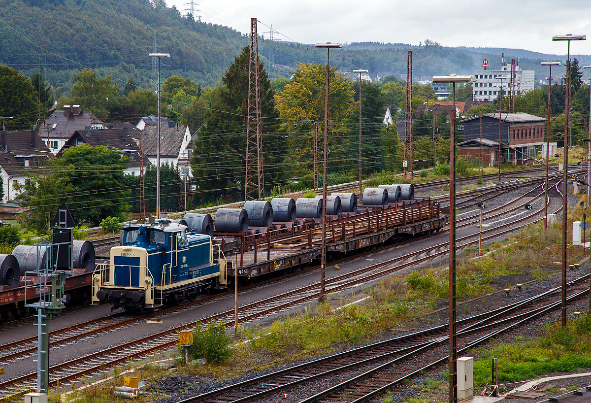 Die 365 695-6 (98 80 3365 695-6 D AVOLL) der Aggerbahn (Andreas Voll e.K., Wiehl), ex DB V 60 695, ex DB 261 695-1 sowie ex DB 361 695-0, ist am 14.09.2015 mit einem Schienenzug (3 sechsachsige Schwerlastwagen der Gattung Samms 709) im Rangierbahnhof Kreuztal abgestellt.

Die V60 der schweren Bauart wurde 1960 von MaK unter der Fabriknummer 600284 gebaut und als V 60 695 an die DB geliefert, 1968 erfolgte die Umzeichnung in 261 695-1, eine weitere Umzeichnung in 361 695-0 erfolgte 1987. Ein Umbau mit Einbau einer Funkfernsteuerungen und Umzeichnung in 365 695-6 erfolgte 1989. Bis zur z-Stellung im Mai 2005 lief die Lok bei der DB bzw. Railion Deutschland AG, die endgültige Ausmusterung erfolgte dann am 12.02.2007. Ab 2008 war die Lok bei GK Lokservice GbR (Duisburg), bis sie 2012 zur Aggerbahn kam. 