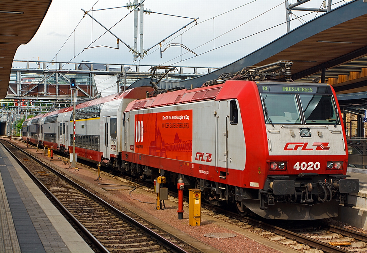 Die 4002 mit ihrer Werbung  100 Joer Gare Ltzebuerg  (100 Jahre Bahnhof Luxemburg) steht am 14.06.2013 als Schublok der Dostos des RE nach Troisvierges im Bahnhof Luxemburg Stadt bereit.