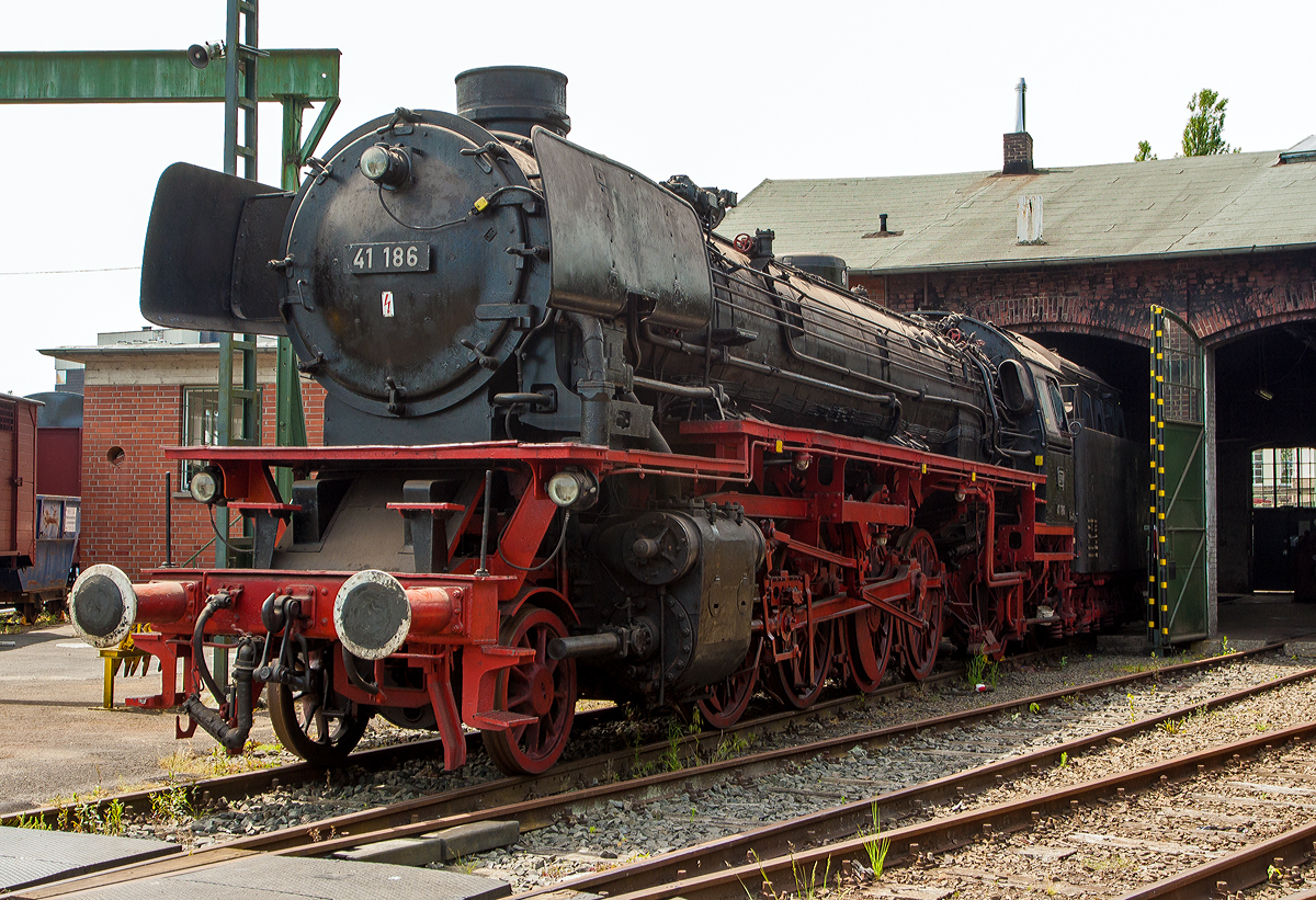 Die 41 186, ex DB 042 186-7, ex DB 41 186, ex DR 41 186, am 07.06.2014 im Eisenbahnmuseum Dieringhausen.

Die Lok wurde 1938 bei der Maschinenfabrik Esslingen AG unter der Fabriknummer 4357 gebaut und als 41 186 an die DR als geliefert, nach dem Krieg blieb sie im Westen und wurde so später zur DB 41 186. Im Jahr 1959 erhielt sie einen Neubaukessel (Hersteller: Henschel, Fabr.-Nr. 29934) zudem wurde sie bei Henschel auf Ölfeuerung umgebaut. Nach dem neuen EDV-Nummernplan wurde sie zum 01.01.1968 in DB 042 186-7 ungezeichnet (042 = BR 41 mit Ölfeuerung). Bei der Deutsche Bundesbahn wurde sie dann am 26.10.1977 im Bw Rheine ausgemustert.

1983 ging sie an die EFO - Eisenbahnfreunde Flügelrad Oberberg e. V. (heute Interessengemeinschaft und Förderverein für das Eisenbahnmuseum Gummersbach-Dieringhausen e. V.).

TECHNISCHE DATEN:
Spurweite: 1.435 mm (Normalspur)
Bauart: 1'D1'-h2
Gattung: G 46.20
Länge über Puffer: 23.905 mm
Radstand mit Tender: 20.175 mm
Dienstgewicht: 101,5 t
Dienstgewicht mit Tender: 175,7 t
Radsatzfahrmasse: 20,2 t
Indizierte Leistung: 1.453 kW / 1.975 PS
Kessel: DB Neubaukessel
Höchstgeschwindigkeit: 90 km/h vorwärts / 50 rückwärts
Treibraddurchmesser: 1.600 mm
Laufraddurchmesser vorn: 1.000 mm
Laufraddurchmesser hinten: 1.250 mm
Steuerungsart: Heusinger
Zylinderanzahl: 2
Zylinderdurchmesser: 520 mm
Kolbenhub: 720 mm
Kesselüberdruck: 16 bar
Tender: 2'2' T 34
Wasservorrat: 34,0 m³
Brennstoffvorrat: 12,0 m³ Öl 