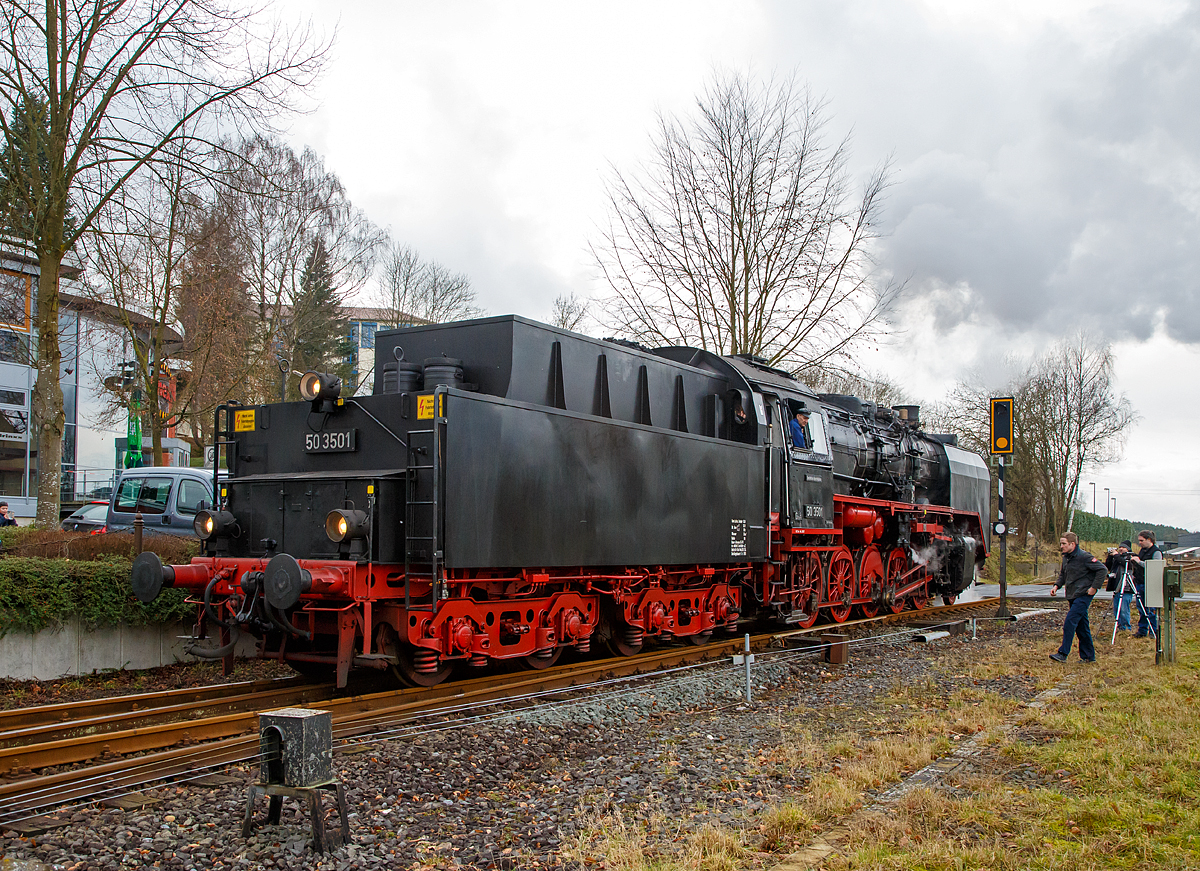 
Die 50 3501-9 des Meininger Dampflokwerkes, ex DR 50 3501-9, ex DR 50 380, am 03.02.2018 mit eine Dampfsonderzug der Eisenbahnfreunde Treysa e.V. in Hachenburg (Westerwald). Hier beim Umsetzen.

Die heutige Werkslok des Meininger Dampflokwerkes wurde im Jahre 1940 von den Borsig Lokomotivwerken in Hennigsdorf bei Berlin unter der Fabriknummer 14970 gebaut und als 50 380 an die DRB geliefert. Nach der Rekonstruktion im Raw Stendal am 12.November 1957 wurde sie beim Bw Güsten beheimatet, wo sie elf Jahre, bis Juli 1968 im Einsatz stand. Seit 1971 ist die Lok mit einem Tender vom Typ  2'2' T26 (von Lok 50 3706) gekuppelt, dieser wurde 1941 von der Lokomotivfabrik Jung (Jungenthal bei Kirchen) unter der Fabriknummer 9288 gebaut, dieser war mit der 50 2883 geliefert worden.