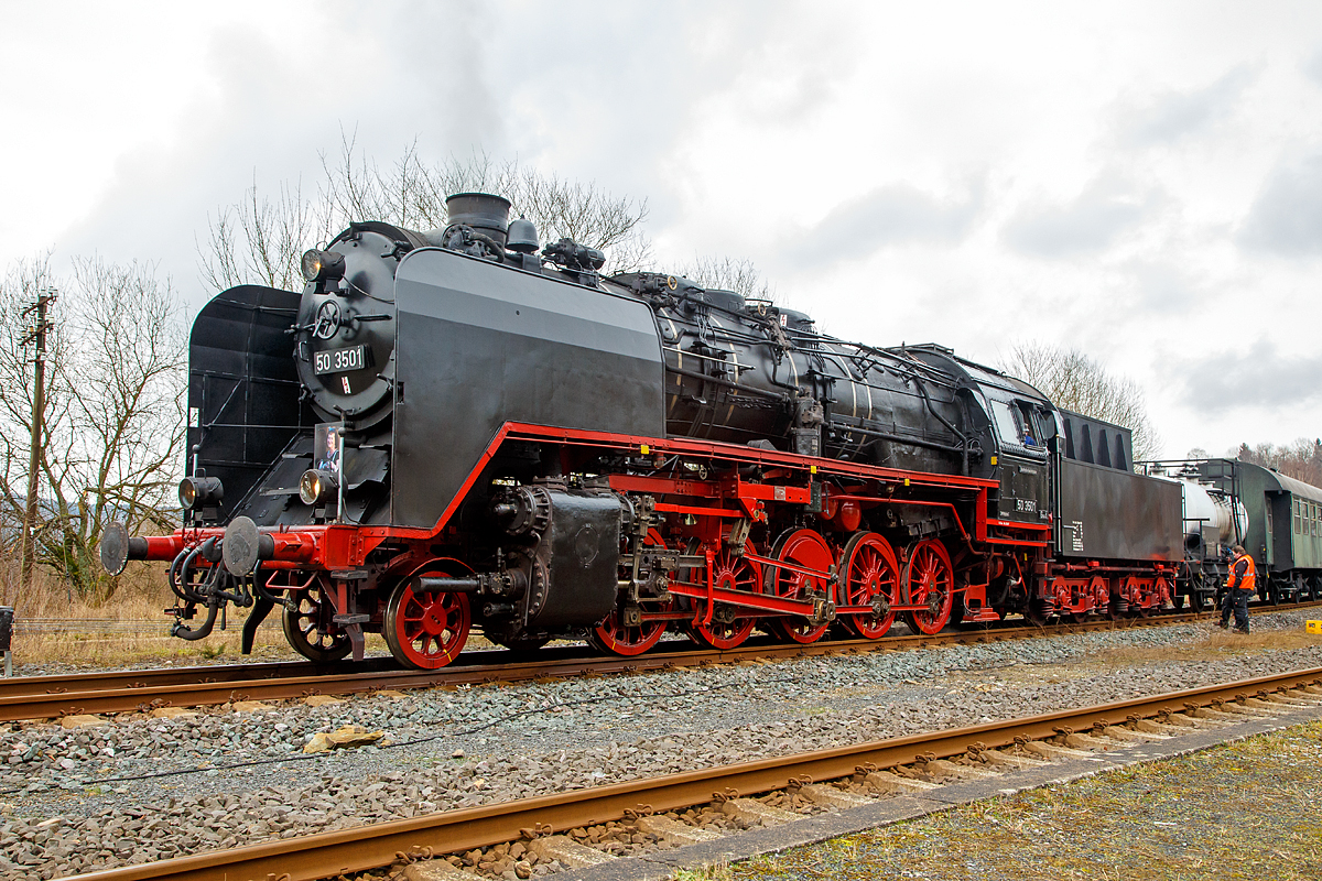 Die 50 3501-9 des Meininger Dampflokwerkes, ex DR 50 3501-9, ex DR 50 380, am 03.02.2018 mit eine Dampfsonderzug der Eisenbahnfreunde Treysa e.V. in Hachenburg (Westerwald). 

Die heutige Werkslok des Meininger Dampflokwerkes wurde im Jahre 1940 von den Borsig Lokomotivwerken in Hennigsdorf bei Berlin unter der Fabriknummer 14970 gebaut und als 50 380 an die DRB geliefert. Nach der Rekonstruktion im Raw Stendal am 12.November 1957 wurde sie beim Bw Güsten beheimatet, wo sie elf Jahre, bis Juli 1968 im Einsatz stand. Seit 1971 ist die Lok mit einem Tender vom Typ  2'2' T26 (von Lok 50 3706) gekuppelt, dieser wurde 1941 von der Lokomotivfabrik Jung (Jungenthal bei Kirchen) unter der Fabriknummer 9288 gebaut, dieser war mit der 50 2883 geliefert worden.

Am 17. Dezember 1986 kam die 50 3501-9 ins Raw  Helmut Scholz  Meiningen. Dort erhielt sie eine L7 Ausbesserung und wurde umgebaut, um fortan als Werkslokomotive des Raw für das Neubauprogramm von Dampfspeicherlokomotiven Typ FLC zum Aufdampfen und Durchführung der Probefahrten eingesetzt zu werden. Eigens dafür wurde der Mischvorwärmer ausgebaut, eine zweite Strahlpumpe installiert und ein Rohrstutzen an der rechten Einströmung für betriebliche Heizzwecke angeordnet.

Erst mehrere Jahre später, bei einer Kesselrevision, bekam die Lok wieder einen Vorwärmer eingebaut, da sie seit geraumer Zeit wieder vorwiegend bei Sonderfahrten im Streckendienst unterwegs ist. Paradoxerweise jedoch keinen Mischvorwärmer der Bauart IfS, wie es für die Reko-Loks der DR typisch ist, sondern einen Oberflächenvorwärmer der Bauart Knorr, wie sie ihn schon vor der Rekonstrukion besaß.

Im Dezember 2007 brachte eine weitere optische Veränderung an der Maschine mit sich. Im heimatlichen Dampflokwerk wurden die kleinen Windleitbleche der Bauart  Witte  durch große Windleitbleche (Bauart „Wagner ) ersetzt. Diese trug die 50 380 auch bei ihrer Anlieferung 1940. Vom Rekokessel mit dem zugehörigen Aschkasten,  sowie den silberfarbenen Rangiergriffen an der vorderen Pufferbohle abgesehen, entspricht der optische Zustand der Lokomotive damit weitgehend dem einer Altbau-50er aus früheren Tagen.

Geschichte der BR 50:
Ende der 1930er Jahre dachte man, mit dem Stahl St 47 K-Mo einen geeigneten Kesselwerkstoff gefunden zu haben, mit dem sich der Kesseldruck auf 20 bar heraufsetzen lässt, ohne dass sich dadurch das Kesselgewicht insgesamt wesentlich erhöht. Der neu entwickelte Stahl besaß zwar eine höhere Festigkeit als die bislang verwendete Stahlsorte St 34, als Nachteil erwies sich aber die wesentlich schlechtere Wärmeleitfähigkeit. Im harten Alltagseinsatz der Dampflokomotiven ermüdete das Material dadurch sehr rasch, sodass die mit der neuen Stahlsorte angefertigten Kessel schon nach wenigen Jahren ausgetauscht werden mussten. Auch die Baureihe 50 erhielt anfänglich solche Kessel. Auch wenn ihr Zustand weniger kritisch als bei anderen Baureihen war, musste Ende der 1950er Jahre dringend für Ersatz gesorgt werden. Die Deutsche Reichsbahn ließ daher auf Grundlage des Neubaukessels der Baureihe 23.10 / 50.40 den Ersatzkessel 50E entwickeln, der wegen des abweichenden Rahmens einen 500 mm längeren Langkessel erhielt. Er wurde später auch zur Rekonstruktion der Baureihen 23, 52 zur 52.80 und 58 zur 58.30 verwendet. Zwischen November 1957 und September 1962 erhielten 208 Lokomotiven der Baureihe 50 einen solchen Kessel mit einem Mischvorwärmer, größerer Strahlungsheizfläche und verbessertem Saugzug, was auch ihre Leistungsfähigkeit erhöhte. Diese Rekolokomotiven erhielten die Baureihenbezeichnung 50.35 und die Betriebsnummern von 50 3501 bis 50 3708.

TECHNISCHE DATEN:
Nummerierung: 	50 3501–50 3708
Anzahl der Rekonstruktionen : 208 (1957 bis 1962)
Spurweite: 	1.435 mm (Normalspur)
Bauart: 1’E h2
Gattung:  G 56.15
Länge über Puffer:  22.940 mm
Dienstgewicht: 	88,2 t  
Dienstgewicht: Lok und Tender: 140 t
Radsatzfahrmasse: 	15,1 t
Höchstgeschwindigkeit: 80/50 km/h (vor-/rückwärts)
Indizierte Leistung: 1.760 PSi
Kuppelraddurchmesser: 	1.400 mm
Laufraddurchmesser vorn: 	850 mm
Steuerungsart: 	Heusinger mit Hängeeisen
Zylinderanzahl: 	2
Zylinderdurchmesser: 	600 mm
Kolbenhub:  660 mm
Kesselüberdruck: 16 bar
Tender:  2’2’ T 26
Wasservorrat:	26 m³	
Brennstoffvorrat: 8 t (Kohle)
Zugheizung:  Dampf
