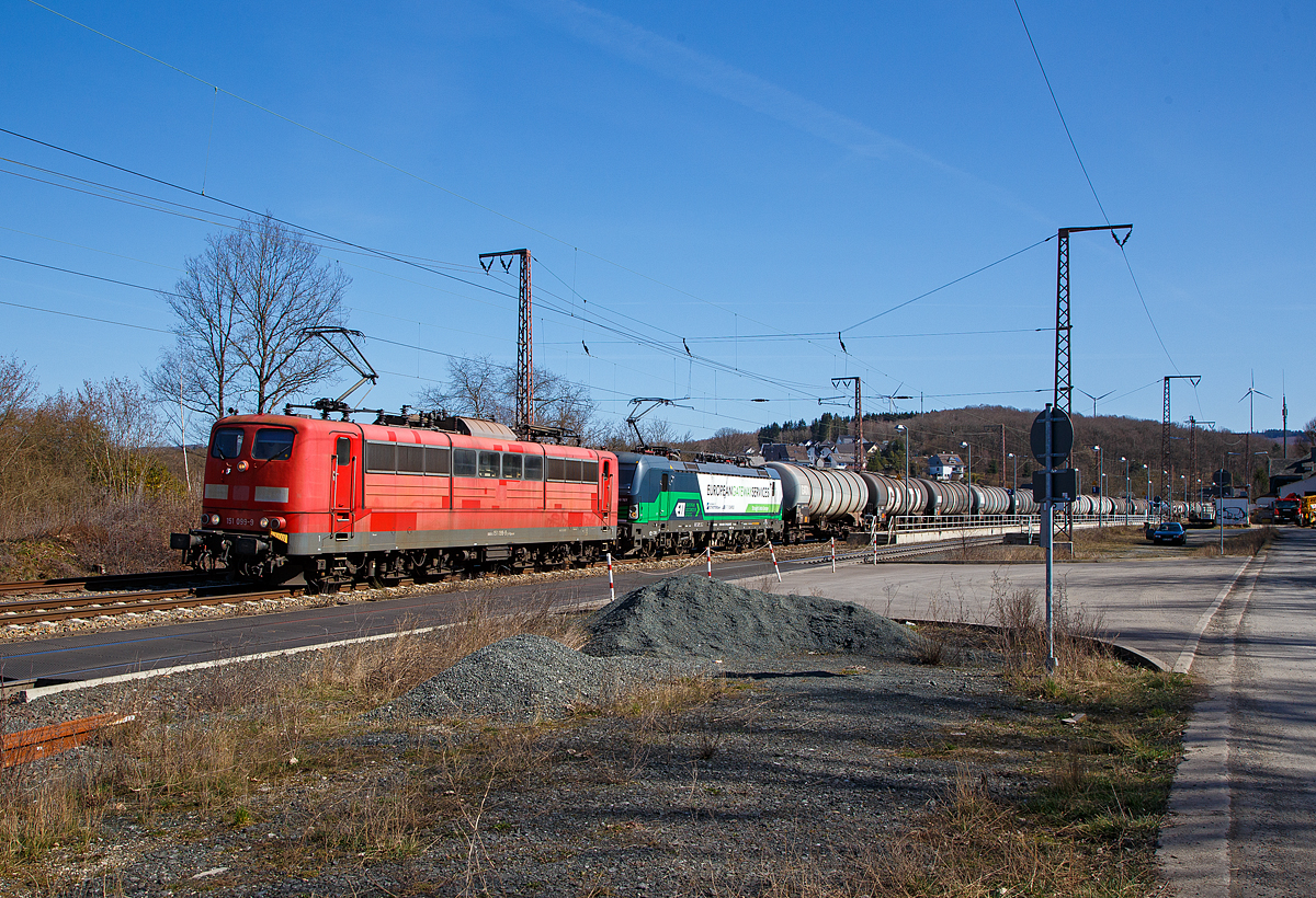 Die „alte Dame“ muss der modernen Vectron helfen...
Die an die DB Cargo AG vermietete Railpool 151 099-9 (91 80 6151 099-9 D-Rpool) schleppt die an die RTB CARGO vermietete Vectron MS 193 727 (91 80 6193 727-5 D-ELOC) der European Locomotive Leasing, mit ihrem einem laut Gefahrstoff-Nr. mit Ethanol beladenen Kesselwagenzug am Haken, am 30.03.2021 durch Rudersdorf (Kr. Siegen) über die Dillstrecke (KBS 445) in nördlicher Richtung. Die 193 727 war wohl liegengeblieben, denn zuvor kam es zu reichlichen Zugverspätungen.

Vielleicht reichte hier einfach die Leistung der Vectron nicht mehr aus, gefahren wurde hier im Vorspannbetrieb, beide Loks waren mit einem Lokführer besetzt und beide Lok hatten einen Stromabnehmer gehoben.
