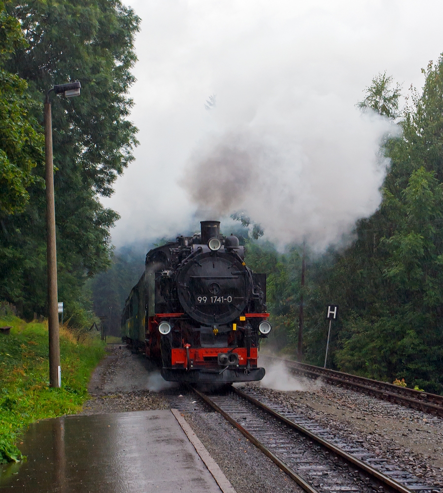 Die 99 1741-0 der Fichtelbergbahn, ex DR 099 725-4, ex DR 99 741 fhrt am 25.08.2013, leider bei starkem Regen, mit dem Personen-Zug 1007 in den Hp Kretscham-Rothensehma ein. 
Die 750 mm-spurige Dampflok der Altbau-Baureihe 99.73-76 wurde 1928 bei Schsische Maschinenfabrik (SMF) vorm. Richard Hartmann AG in Chemnitz unter der Fabriknummer 4691 gebaut.
Diese 5-fach-gekuppelten Loks der Gattung K 57.9 haben eine Leistung von 600 PSi mit ihrem Dienstgewicht von 56,7 t haben eine Hchstgeschwindigkeit von 30 km/h.
