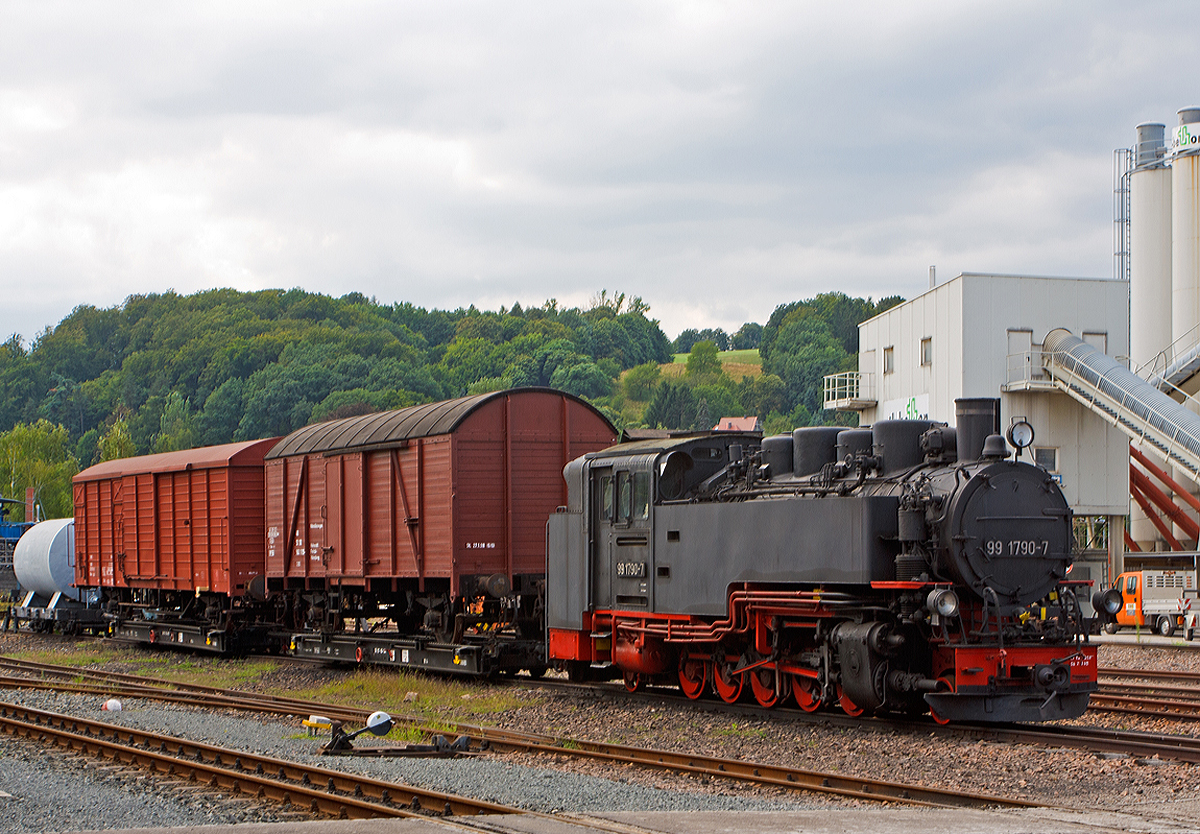 Die 99 1790-7  der Weieritztalbahn, ex DB 099 754-4, ex DR 099 754-4, ex DR 99 790, mit auf schmalspur Rollwagen verladenen normalspur gedeckte Gterwagen, abgestellt bzw. ausgestellt am 26.08.2013 in Freital-Hainsberg.


Die 750mm DR Neubaulok der Baureihe 99.77–79 (schsische VII K Neubau) wurde 1956 vom VEB Lokomotivbau Karl Marx in Babelsberg (LKM) unter der 132031 gebaut und als 99 790 an die DR geliefert, 1996 wurde sie als 099 754-4 in Radebeul-Ost ausgemustert.

Neben der Baureihe 99.73–76 (schsische VII K Altbau) gehren diese Lokomotiven mit 600 PS (441 KW)Leistung zu den Leistungsstrksten Loks der Spurweite 750 mm.