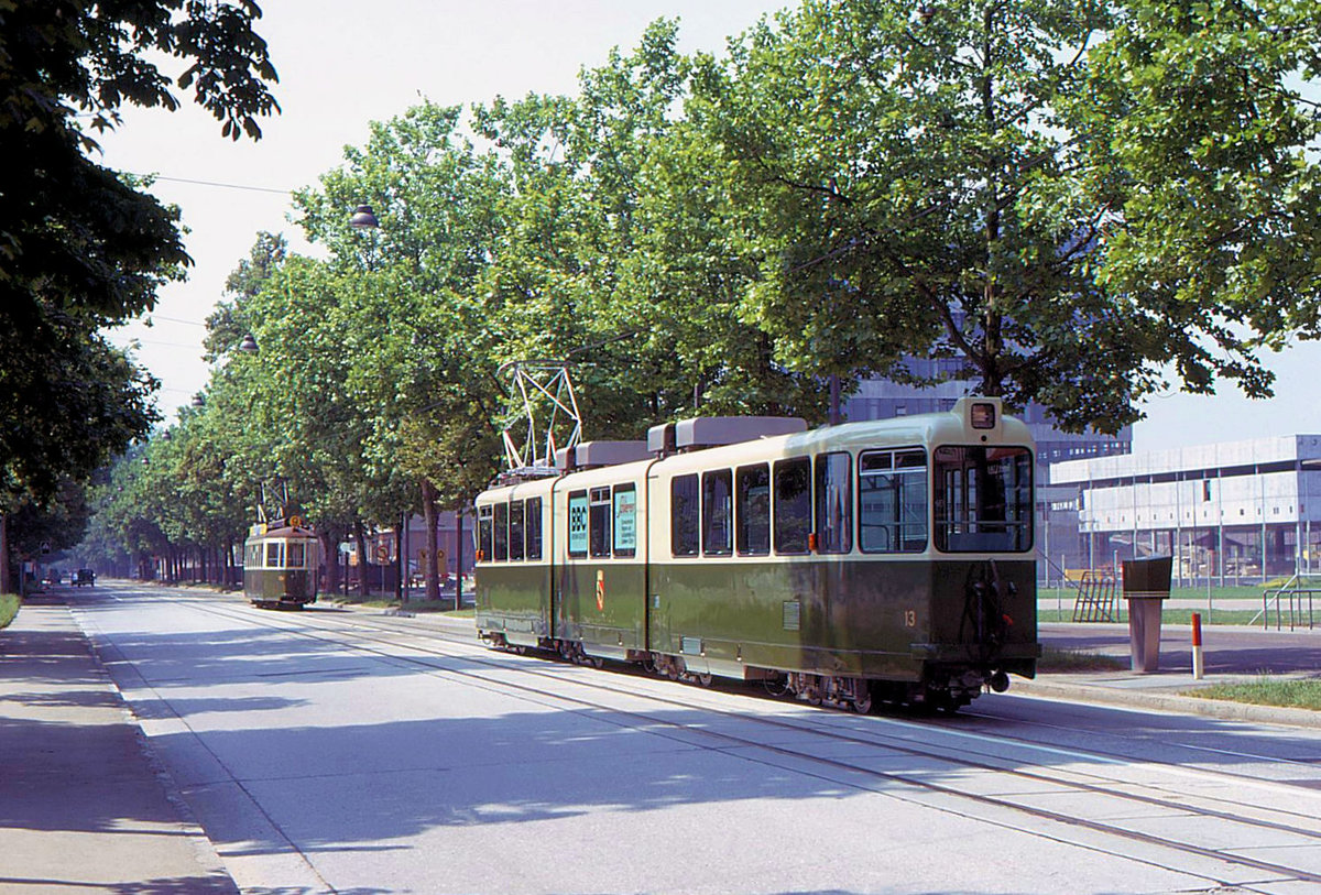 Die Ablieferung des Be8/8 13 am 28.Juni 1973: Langsam geht's jetzt ins Depot Eigerplatz, Standardwagen 104 ein paar Schritte voraus. Heute befindet sich Be8/8 13 übrigens wohl in Iasi (Rumänien).  