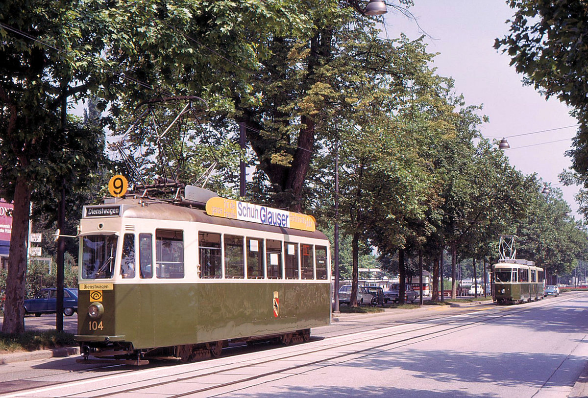 Die Ablieferung des Be8/8 13 am 28.Juni 1973: Standardwagen 104 fährt voraus, und der neue Wagen 13 kommt mit eigener Kraft hinterher. Aufnahme vor dem alten Stadion Wankdorf. 