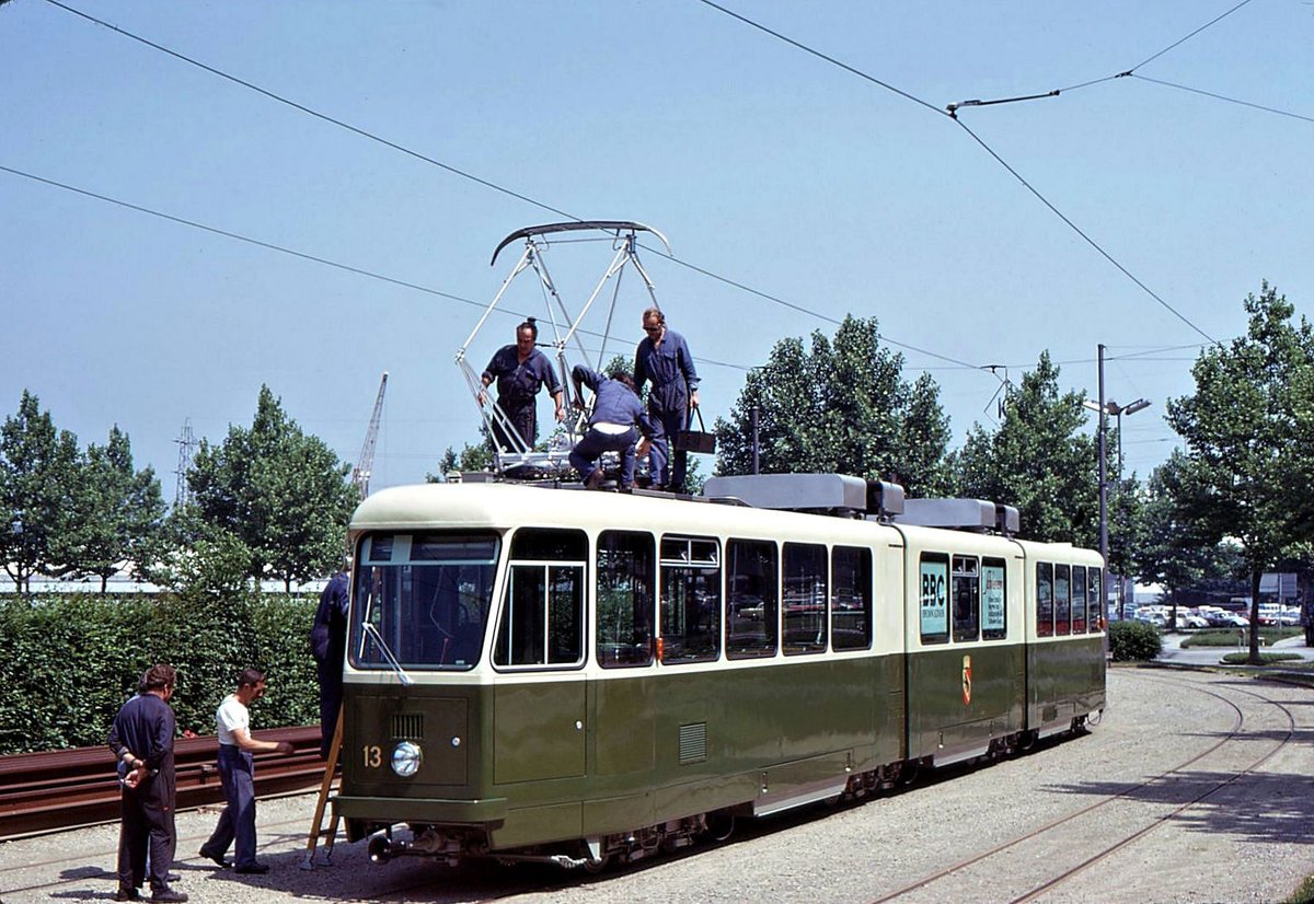 Die Ablieferung des Be8/8 13 am 28.Juni 1973: Jetzt wird der Pantograph montiert. Es könnte sein, dass dieser Pantograph von einem abgebrochenen Be2/2 stammt. 