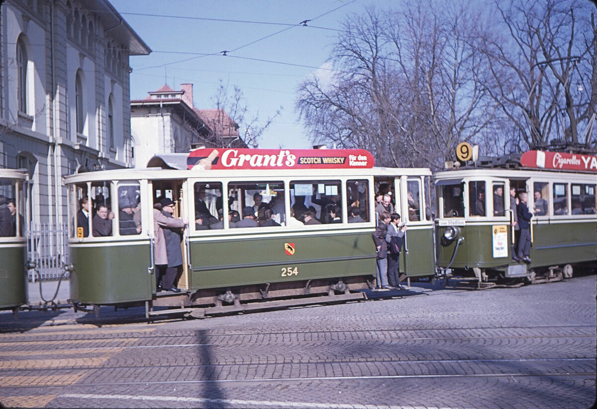 Die alten Berner Zweiachs-Anhänger: Trittbrettfahren an der frischen Luft - kein Problem damals. Ein Standard-Anhänger aus der Serie 238-257, Wagen 254 auf der direkten Verbindung zum Stadion Wankdorf, am Guisan Platz. 27.Februar 1966. Wagen 254 blieb bis zum Ende des Einsatzes von Zweiachswagen 1973 im Bestand.  