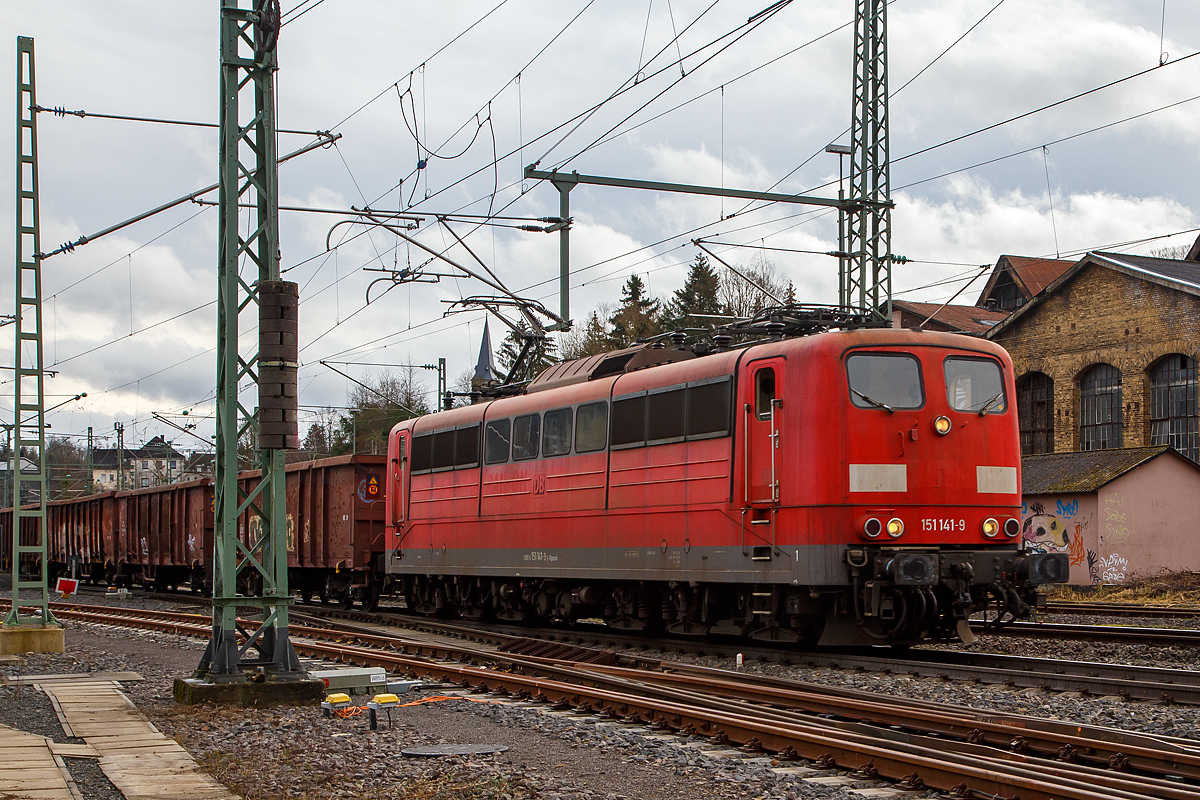 Die an die DB Cargo AG vermietete151 141-9 (91 80 6151 141-9 D-Rpool) der Railpool GmbH (München), ex DB 151 141-9, fährt am 21.01.2021 mit einem Güterzug (Ganzzug mit offenen Güterwagen der Gattung Enos-x) durch Betzdorf/Sieg in Richtung Köln.

Nochmals einen lieben Gruß an den freundlichen Lokführer zurück, der mich freundlich mit Signal und Handzeichen grüßte. Auch wenn auf der Siegstrecke wenig fährt, macht so die Bahnfotografie spaß.

Die Lok wurde 1976 von der Krauss-Maffei AG in München-Allach unter der Fabriknummer 19809 gebaut, der elektrische Teil ist von Siemens. Bis 31.12.2016 gehörte sie zur DB. Zum 01.01.2017 wurden je 100 sechsachsige elektrische Altbau-Lokomotiven der Baureihen 151 und 155 an ein Konsortium aus dem Lokvermieter Railpool verkauft. Die DB Cargo mietet daraufhin 100 Loks von Railpool wieder an. Die anderen Maschinen werden dem freien Markt angeboten.