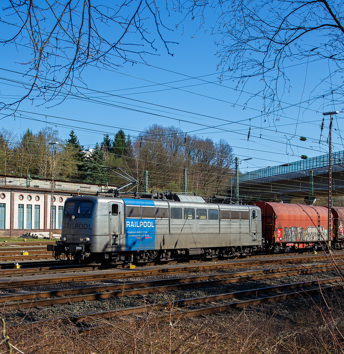 Die an die DB Cargo AG vermietete Railpool 151 062-7 (91 80 6151 062-7 D-Rpool) steht am 31.03.2021, mit einem kurzen Coilzug, im Rbf Kreuztal zur Abfahrt bereit.

Die Lok wurde 1974 von Henschel & Sohn in Kassel unter der Fabriknummer 31805 gebaut und an die Deutsche Bundesbahn geliefert. Bis 31.12.2016 gehrte sie zur DB Cargo AG. Zum 01.01.2017 wurden je 100 sechsachsige elektrische Altbau-Lokomotiven der Baureihen 151 und 155 an ein Konsortium aus dem Lokvermieter Railpool verkauft. Die DB Cargo mietet daraufhin 100 Loks von Railpool wieder an. Die anderen Maschinen werden dem freien Markt angeboten.

Wie auch die Werbung auf  ihr zeigt: Die Lok gibt es im Mastab 1:1 bei RAILPOOL und im Mastab 1:87 bei Roco und im Mastab 1:160 bei Fleischmann. Wobei mir persnlich gefllt sie in der Farbgebung nicht gerade. 
