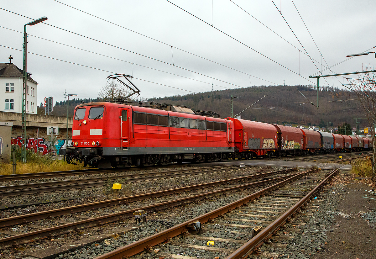 Die an die DB Cargo AG vermietete Railpool 151 045-2 (91 80 6151 045-2 D-Rpool) fährt am 04.12.2021 mit einem Coilzug durch Niederschelden in Richtung Köln.

Die Lok wurde 1974 von der Krauss-Maffei AG in München-Allach unter der Fabriknummer 19664 gebaut und an die Deutsche Bundesbahn geliefert. Bis 31.12.2016 gehörte sie zur DB Cargo AG. Zum 01.01.2017 wurden je 100 sechsachsige elektrische Altbau-Lokomotiven der Baureihen 151 und 155 an ein Konsortium aus dem Lokvermieter Railpool verkauft. Die DB Cargo mietet daraufhin 100 Loks von Railpool wieder an. Die anderen Maschinen werden dem freien Markt angeboten. Den Sinn dahinter kann man nicht ganz verstehen.