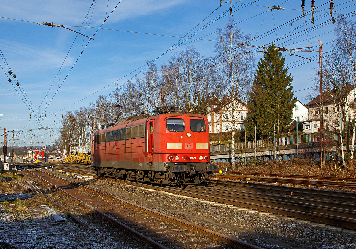 Die an die DB Cargo AG vermietete Railpool 151 099-9 (91 80 6151 099-9 D-Rpool), fährt am 22.12.2021 in Kreuztal von der Abstellgruppe in den Rangierbahnhof.

Die Lok wurde 1976 von Krupp unter der Fabriknummer 5349 gebaut und an die Deutsche Bundesbahn geliefert. Bis 31.12.2016 gehörte sie zur DB Cargo AG. Zum 01.01.2017 wurden je 100 sechsachsige elektrische Altbau-Lokomotiven der Baureihen 151 und 155 an ein Konsortium aus dem Lokvermieter Railpool verkauft. Die DB Cargo mietet daraufhin 100 Loks von Railpool wieder an. Die anderen Maschinen werden dem freien Markt angeboten. 