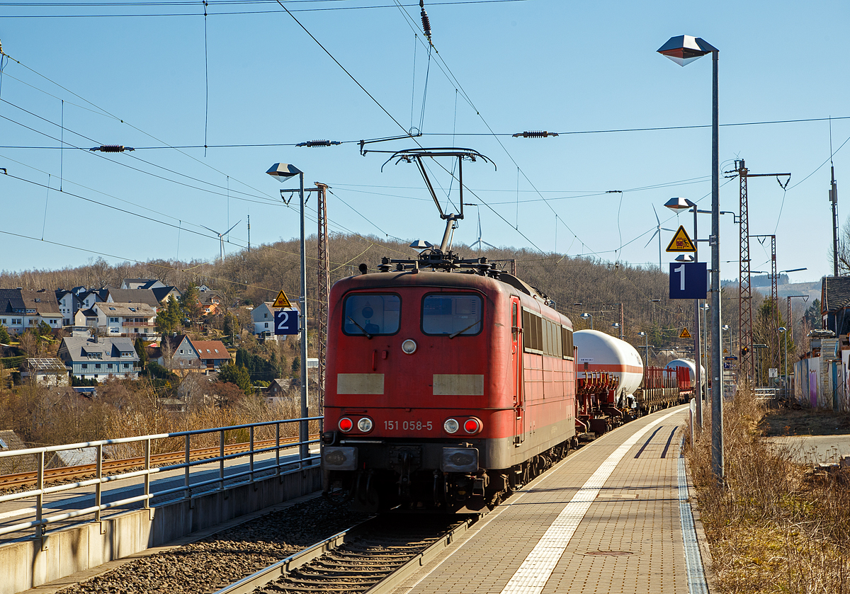 Die an die DB Cargo AG vermietete Railpool 151 058-5 (91 80 6151 058-5 D-Rpool), schiebt den extrem langen gemischten Güterzug der 185 222-7 gezogen wurde, durch Rudersdorf (Kr. Siegen) in Richtung Dillenburg nach.

Die 151 058-5 wurde 1974 von Henschel in Kassel unter der Fabriknummer 31801 gebaut. Bis 31.12.2016 gehörte sie zur DB Cargo AG. Zum 01.01.2017 wurden je 100 sechsachsige elektrische Altbau-Lokomotiven der Baureihen 151 und 155 an den Lokvermieter Railpool verkauft. Die DB Cargo mietet daraufhin 100 Loks von Railpool wieder an.
